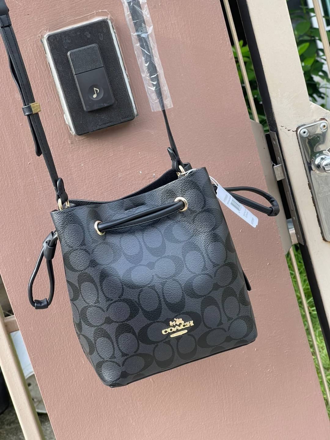 Coach Lena Crossbody Signature Bucket Bag กระเป๋าสะพายไหล่สุดคลาสสิกรุ่นนี้ เป็นรูปทรงถัง ที่สามารถจุของได้กำลังดี สำหรับสาวๆสายแฟชั่นที่ชอบรายละเอียดชิคๆ ดีไซน์เก๋ ด้วยรูปทรงของกระเป๋าที่ออกแบบมาให้ฐานเป็นรูปสี่เหลี่ยมทำให้กระเป๋ายังคงรูปทรงได้ง่าย มีสาย