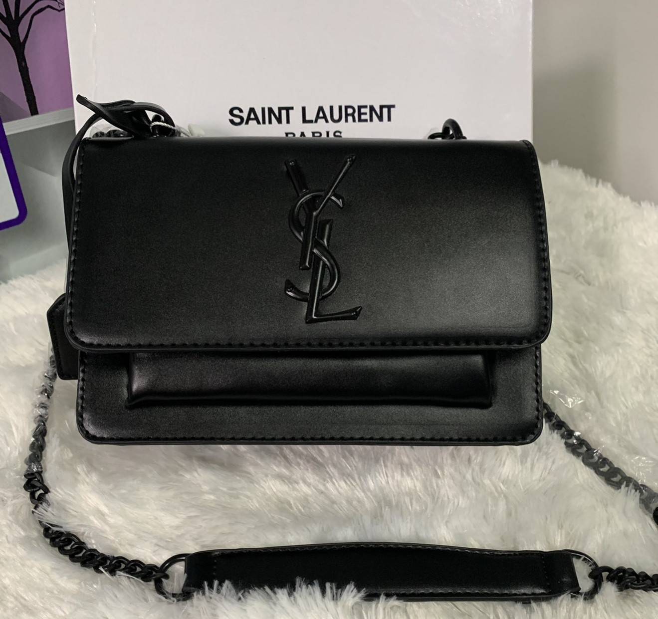 VIP 】YSL_SUNSET MEDIUM IN CROCODILE EMBOSSED SHINY LEATHER Bag VIP GIFT WITH PURCHASE (GWP) พรีเมี่ยมกิ้ฟ Limited Edition จาก YSL DUTY FREE COUNTER วัสดุหนังแกะสังเคราะห์ อะไหล่ดำทั้งใบ งานฮอตรุ่นฮิตที่กำลังมาแรง ตกแต่งป้ายห้อยเก๋ๆ ด้วยตัวอักษรแบรนด์ สายส