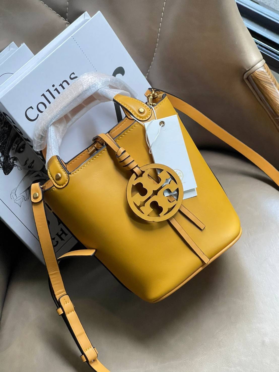 ของแท้ 💯% Tory burch miller mini bucket bag กระเป๋าทรงคลาสสิคจากTory burch มาพร้อมกับรูปทรงถัง ขนาดน่ารักกำลังดี
