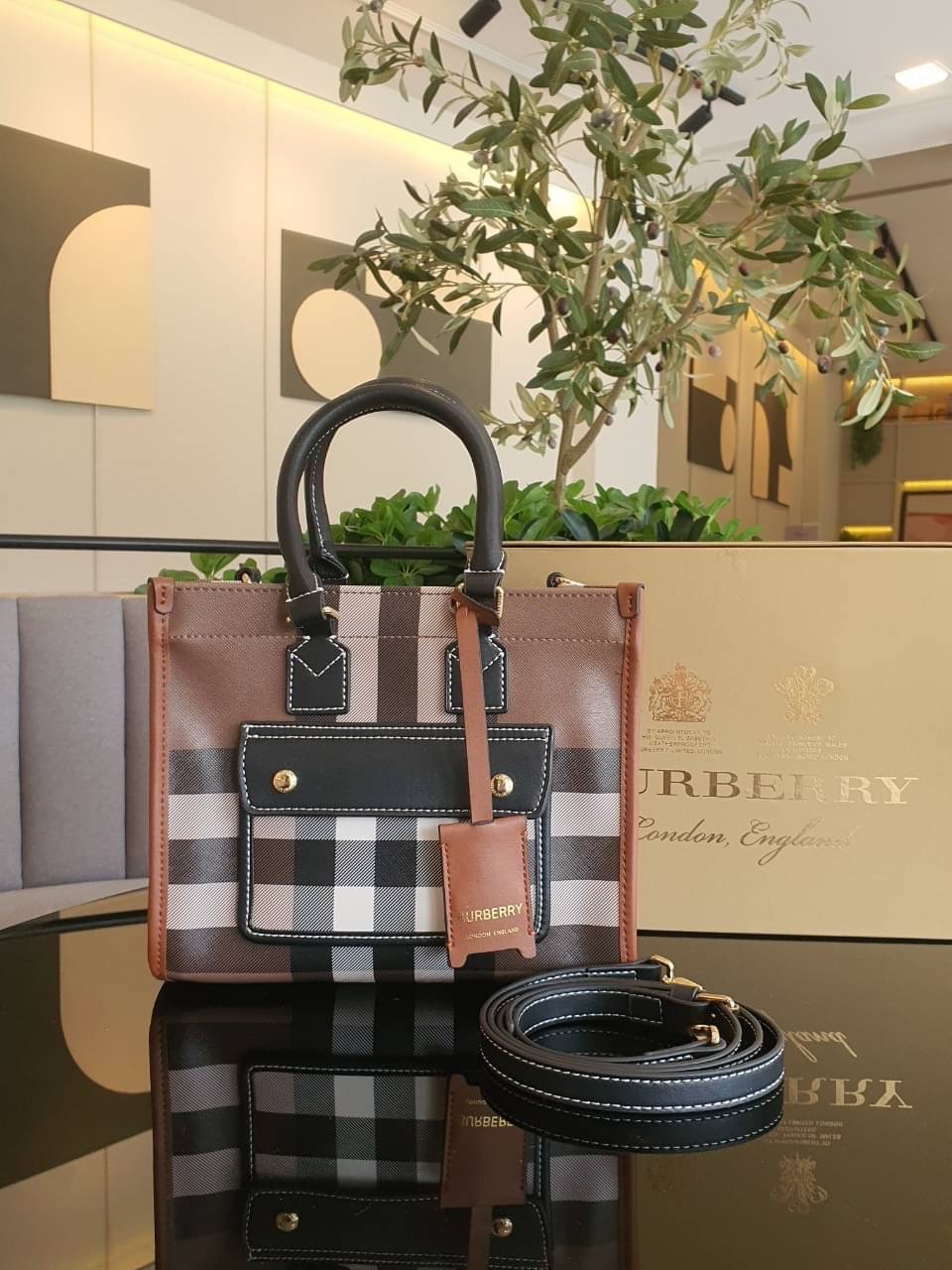 Burberry Mini Freya Tote in Dark Birch Brown / BURBERRY MINI FREYA TOTE BAG กระเป๋าถือ กระเป๋าสะพายครอสบอดี้ วัสดุหนังพิมลาย MONOGRAM โทนเข้ม