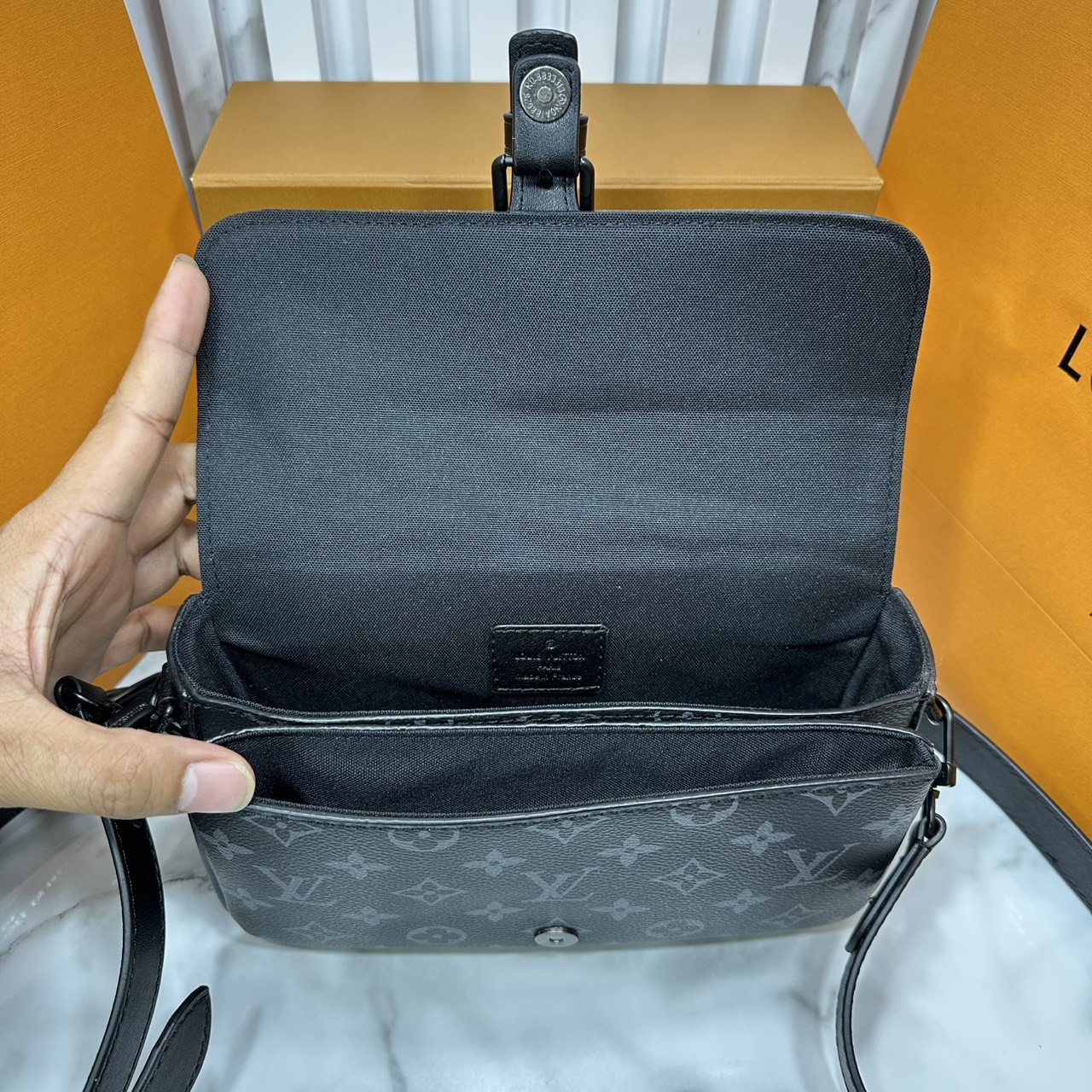 ORI หนังแท้ | LV Montsouris crossbody bag Monogram Eclipse Canvas 22cm กระเป๋าสะพายทรงแมสเซ็นเจอร์ไซส์เล็ก สไตน์กระเป๋าสตางค์แบบสะพาย ดีไซน์ใหม่ทรงยาวล้ำสมัยประดับบัคเคิลสัญลักษณ์เมซงพร้อมแถบแม่เหล็กด้านหน้า สุดไอคอนิก