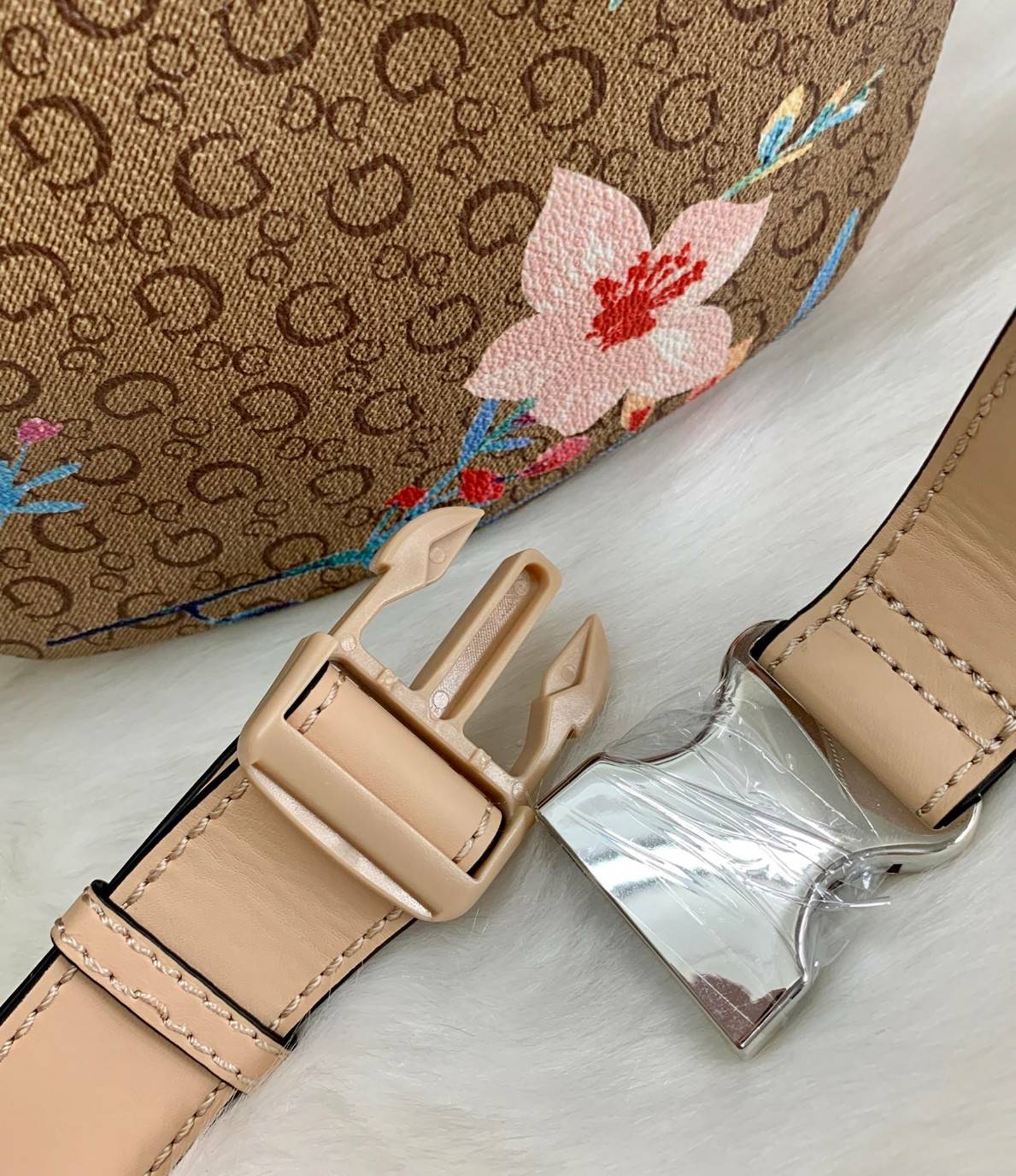 GUESS G LOGO FANNY PACK BELT BAG พร้อมส่ง รุ่นแนะนำเลยค๊าา❤️ กระเป๋าคาดเอว//คาดอก ได้ วัสดุ pvc อย่างดี หนังนิ่มดีมากค่ะ ตัวกระเป๋าออกแบบลาย G ทั้งใบ ผสมลาย multi floral เข้ามาได้สวยงามน่าใช้มากๆค่ะ ด้านหน้ามีโลโก้แบรนด์ และช่องซิปเล็กสำหรับใส่ของจ