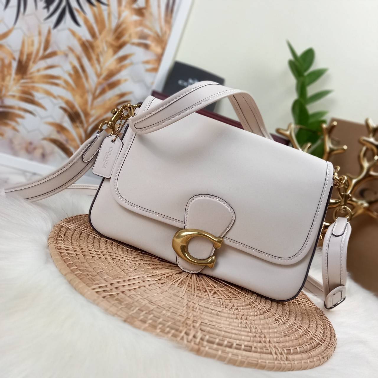 COACH SOFT TABBY SHOULDER BAG (C4823//C5261) กระเป๋าถือ กระเป๋าสะพาย ที่ใครๆก็เข้าถึงได้ หรูหรา คลาสสิค ลุคเรียบร้อย แต่ความสวยไม่น้อย! ดาเมจความลุคผู้ดีรุนแรงมาก!!เกินต้าน!!// วัสดุหนังแท้ทั้งใบ หนังเรียบ หนังนิ่มมากๆ อยู่ทรงสวยมากๆด้วย// ด้านในโล่งกว้าง