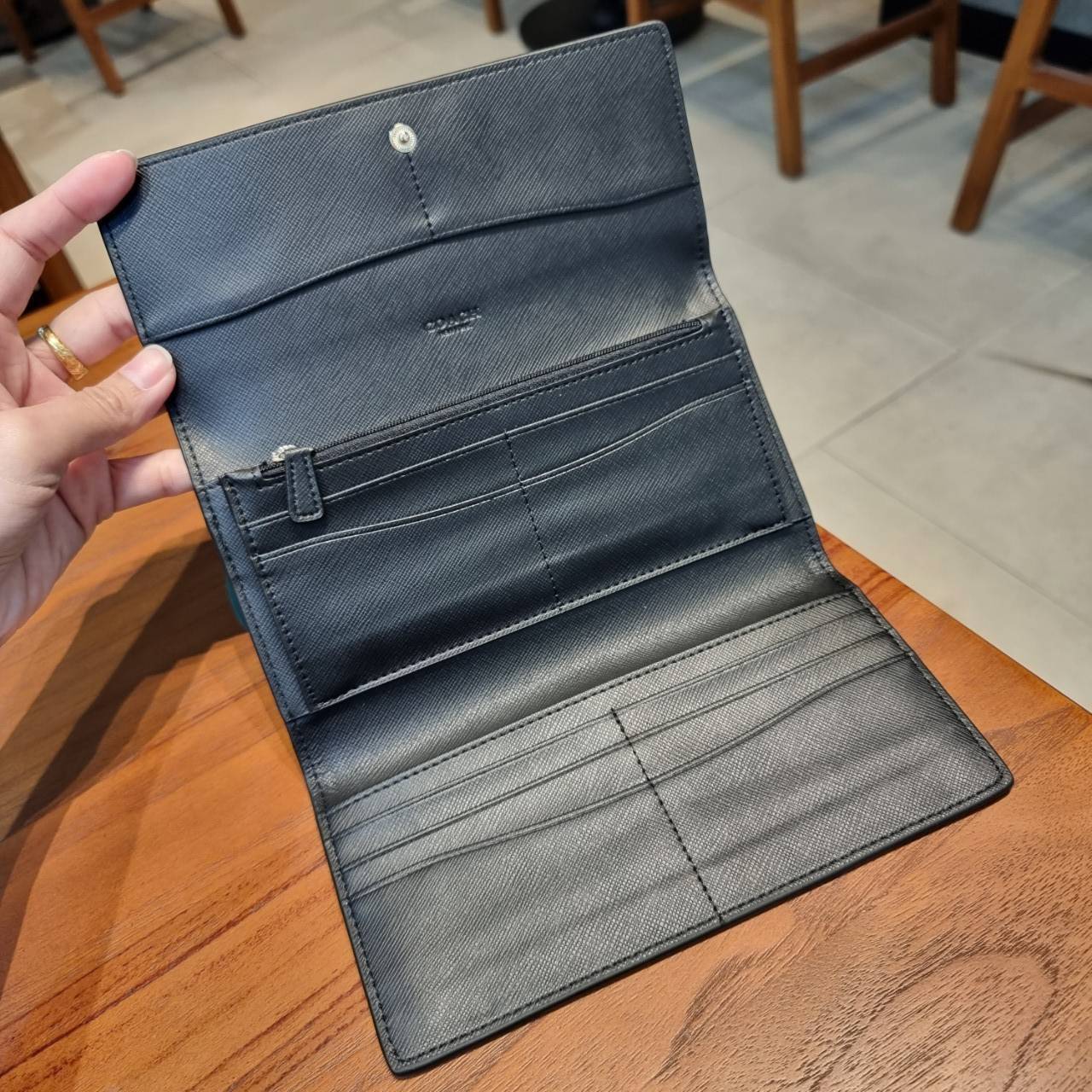 COACH F53763 TRIFOLD WALLET IN SIGNATURE กลับมาแล้วจ้า!! รุ่นขายดี!! 💓 ดีไซน์ใหม่ กระเป๋าสตางค์ใบยาว แถมที่ห้อยใส่บัตรแยกให้ (ถอดออกได้) น่ารักมากๆ ใช้งานง่าย เปิด-ปิดด้วยกระดุม ภายในใส่ธนบัตร ใส่บัตรได้เยอะ ใส่มือถือได้ไปอีก!! จุใจสุดๆ บอกเลยว่าใ