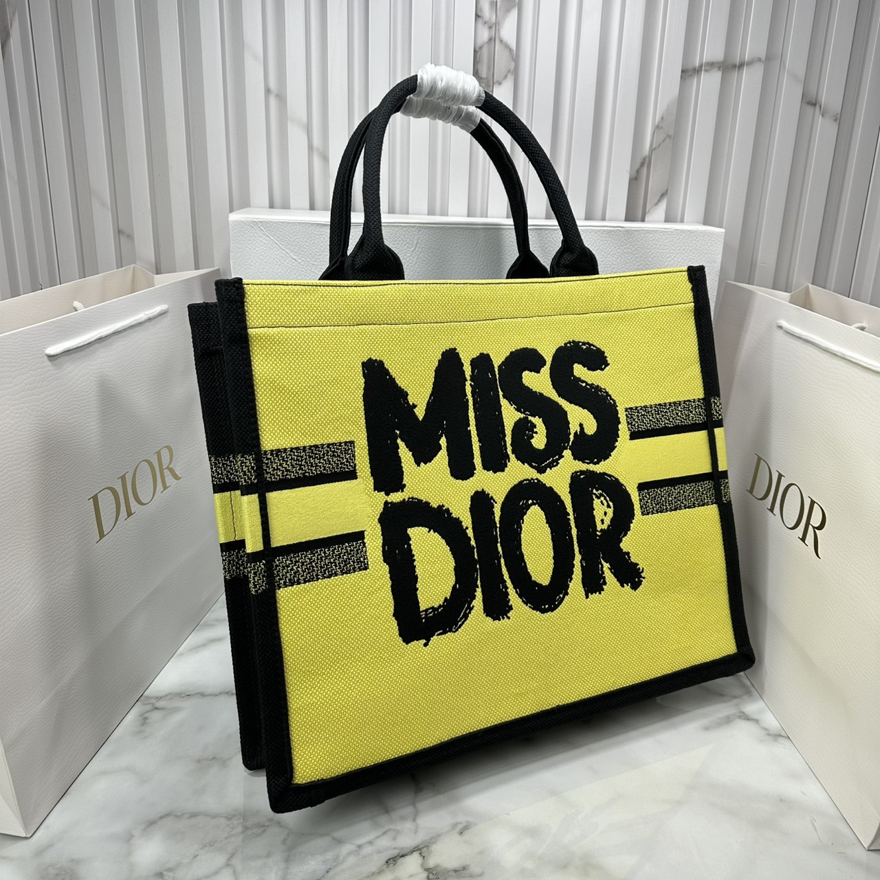 ORI หนังแท้ | ORI หนังแท้ | Dior BookTote Yellow-Blue Miss Dior Embroidery Tote Bag กระเป๋าทรงโท้ทคอลใหม่ โทนสีสดใสคลาสสิก สวยงามและหรูหรา