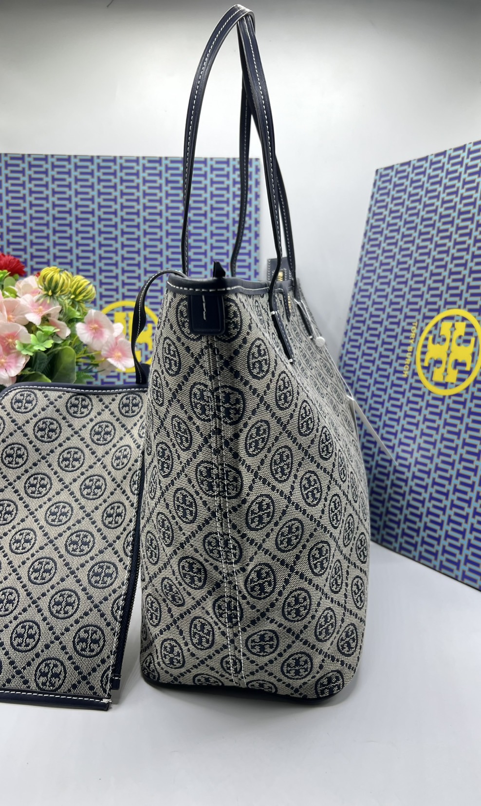 ORI หนังแท้ | Tory Burch T Monogram zip tote bag กระเป๋าทรงโท้ทใบใหญ่ทรงกว้างพร้อมใบเล็กเข้าเซ็ท งานผ้าแจ็คการ์ดตัดขอบหนัง เดอะเบสท์ เซลเลอร์!! ที่สุดของไอเท็มยอดฮิตติดอันดับ ขายดี ขายได้ตลอด ลายโมโนแกรมสุดคลาสสิค สาวๆว่าต้องมีติดบ้านจริงๆน้า