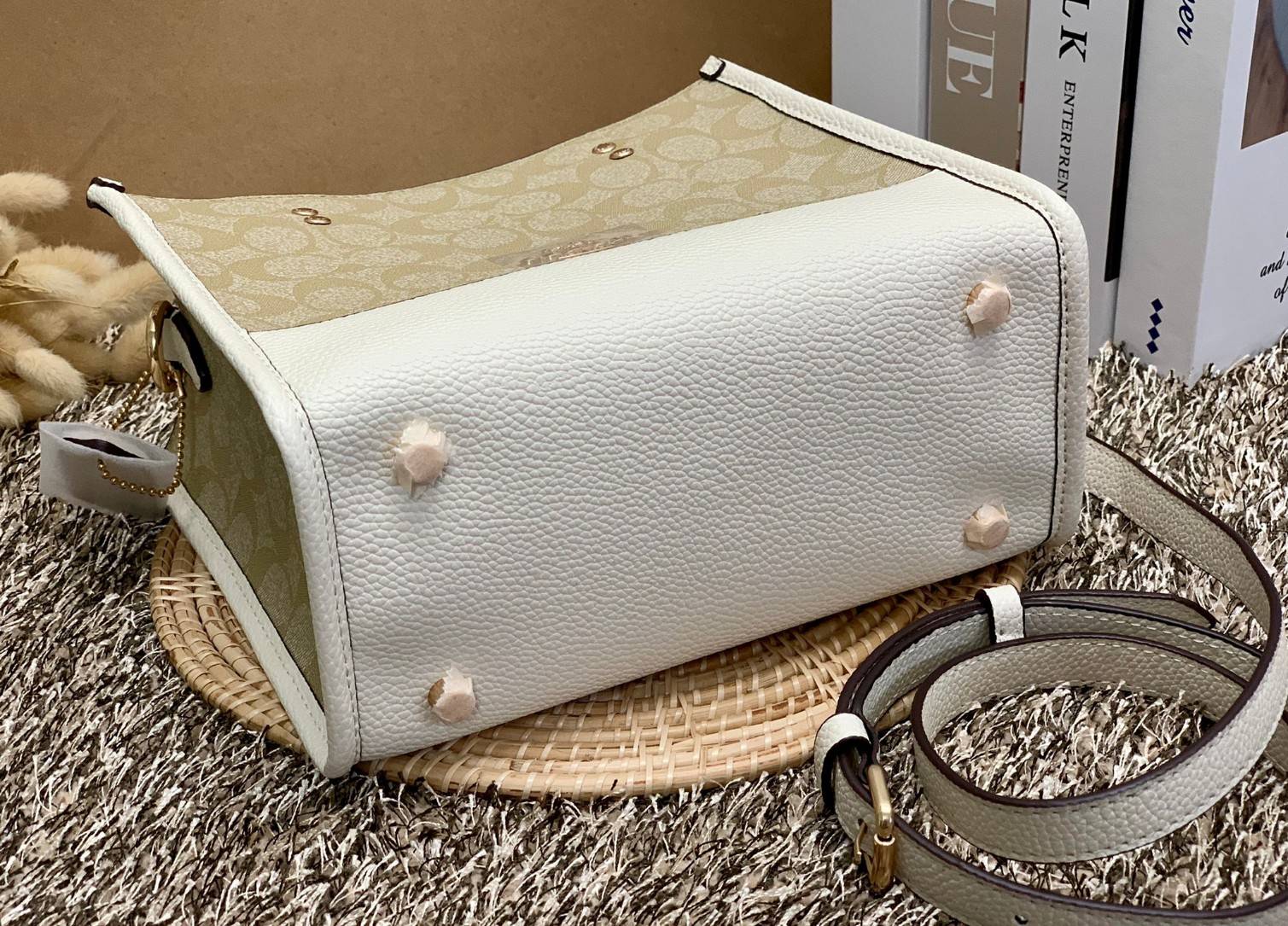 น่าใช้มากๆ สวยเกินราคาไปเลยจร้าา😘 COACH FIELD TOTE 22 SMALL BAG ((C5122)) พร้อมส่งความสวยที่ไทยค่ะ! กระเป๋าหิ้วหรือสะพายข้างได้ หนังแท้นิ่ม ใบจริงสวยมากๆเลยค่ะ ปากกระเป๋าแบบกระดุมแม่เหล็ก ภายในกว้างใส่ของจำเป็นของสาวๆได้เยอะเลย มีช่องซิปและช่องเล็