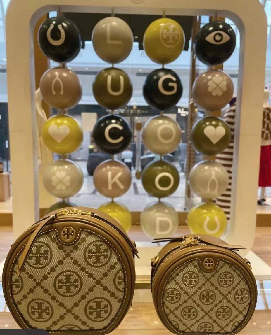 TORY BURCH T MONOGRAM JACQUARD CIRCLE BAG ((Large size)) พร้อมส่งที่ไทย สวยก่อนใครที่นี่! กระเป๋าจาก Tory burch รุ่นนี้มาในสไตล์ทรงวงกลม สุดคลาสสิค ดูคล่องตัวมากขึ้น วัสดุJacquardทอลายแบรนด์+ขอบหนังแท้ ได้ลงตัวสวยงามอยู่เหมือนเดิมค่ะ