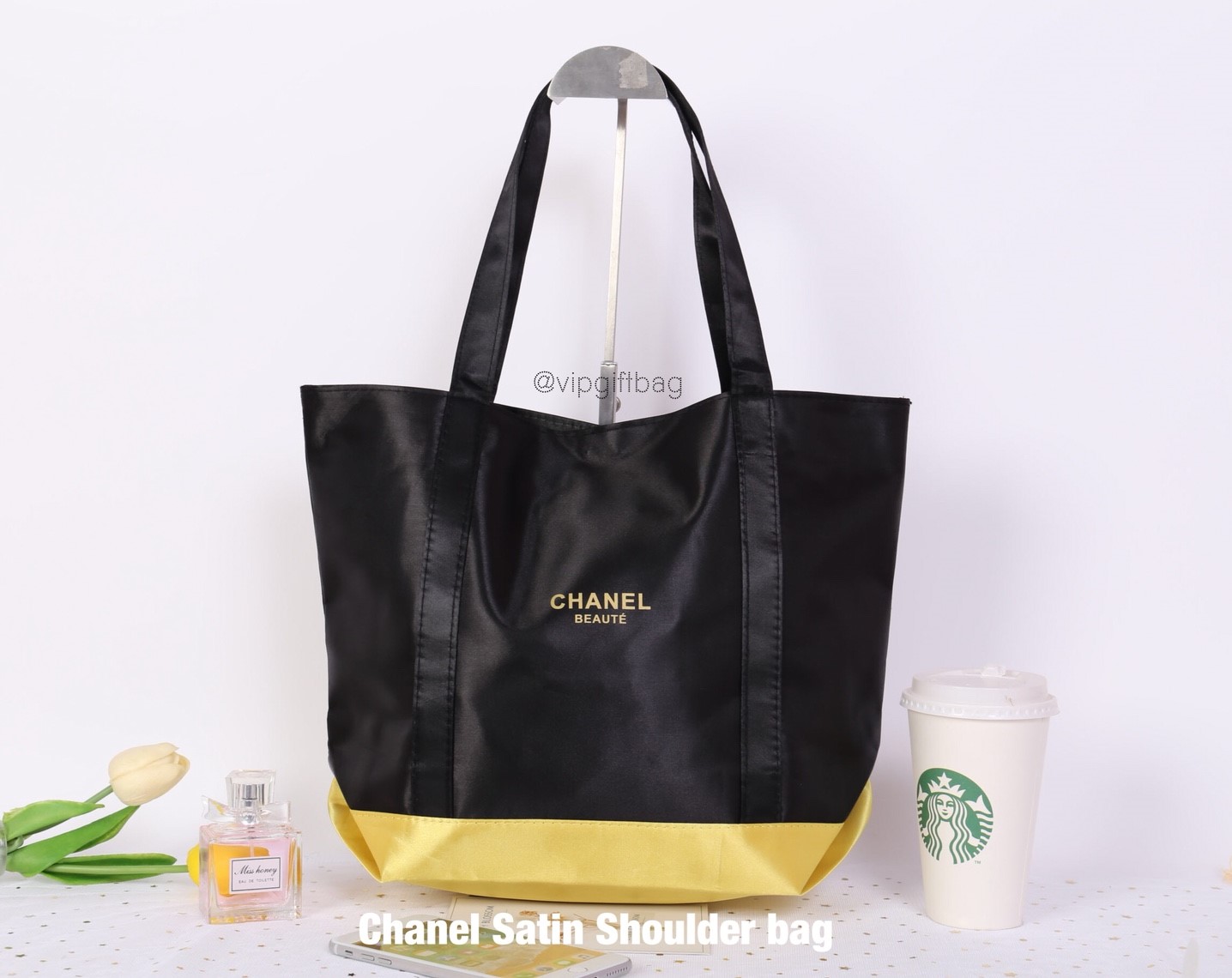 Chanel Satin Shoulder bag วัสดุ (Material) : Satin กระเป๋าสะพายข้าง ขนาดกำลังดีค่ะ ใส่เอกสารหนังสือได้นะคะ ด้านในซับผ้าลายเดียวกับสีกระเป๋าเลยค่ะ เป็นกระดุมแม่เหล็กเปิดปิด สินค้าพรีเมี่ยมแท้ แถมจากเค้าเตอร์แบรนด์ประเทศญี่ปุ่นค่ะ