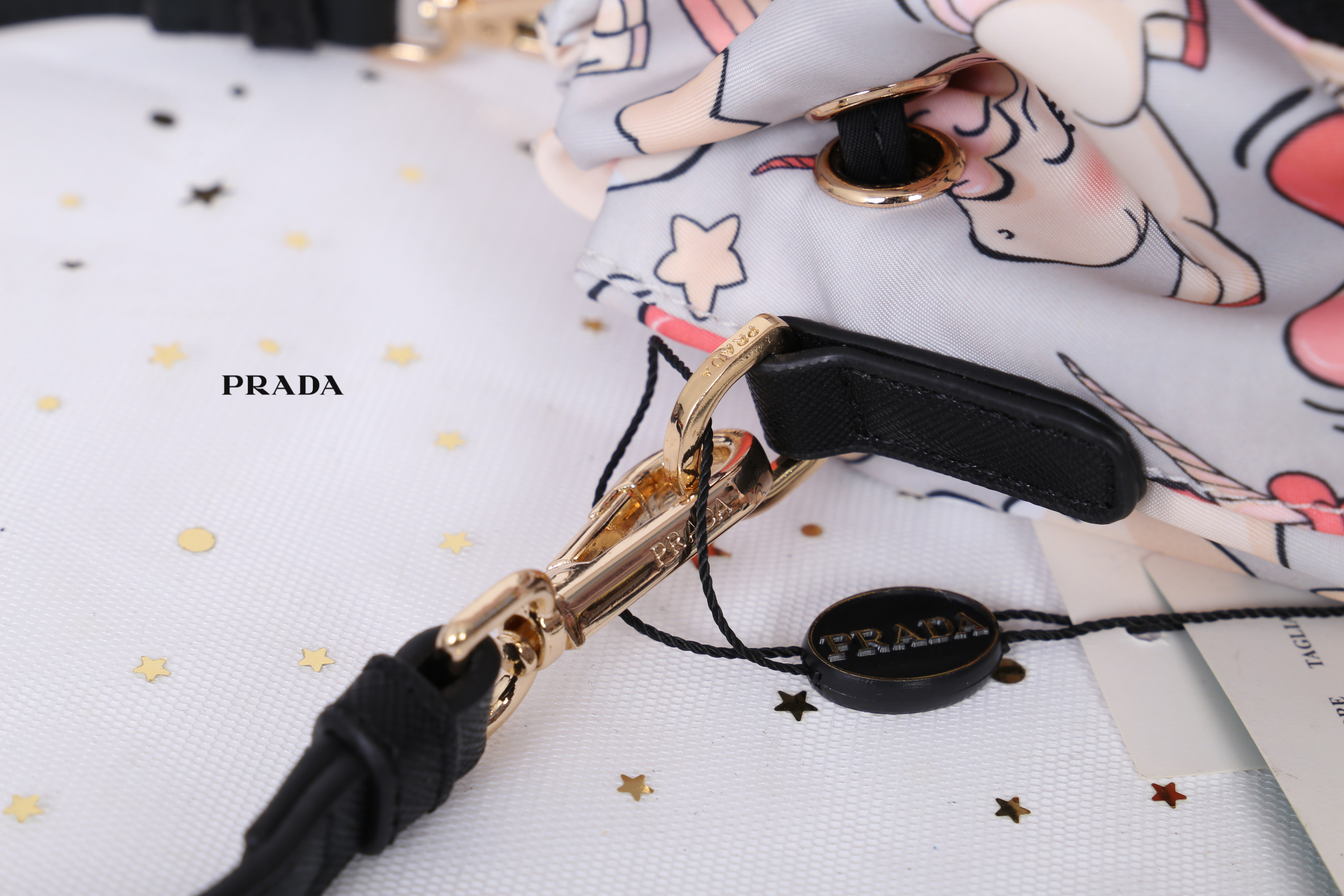 Prada bucket bag Premium gift New in! กระเป๋าถือหรือสามารถสะพายข้าง ทรงขนมจีบ สุดน่ารักดีไซน์ใหม่ super cute! วัสดุ nylon เนื้อหนา อะไหล่ทองด้านหน้ามีโลโก้แบรนด์ พร้อมช่องซิป กระเป๋า เปิดปิดแบบ drawstring ภายในกระเป๋าโล่ง ใส่ของได้จุ พร้อมสายยาวลาย saffia