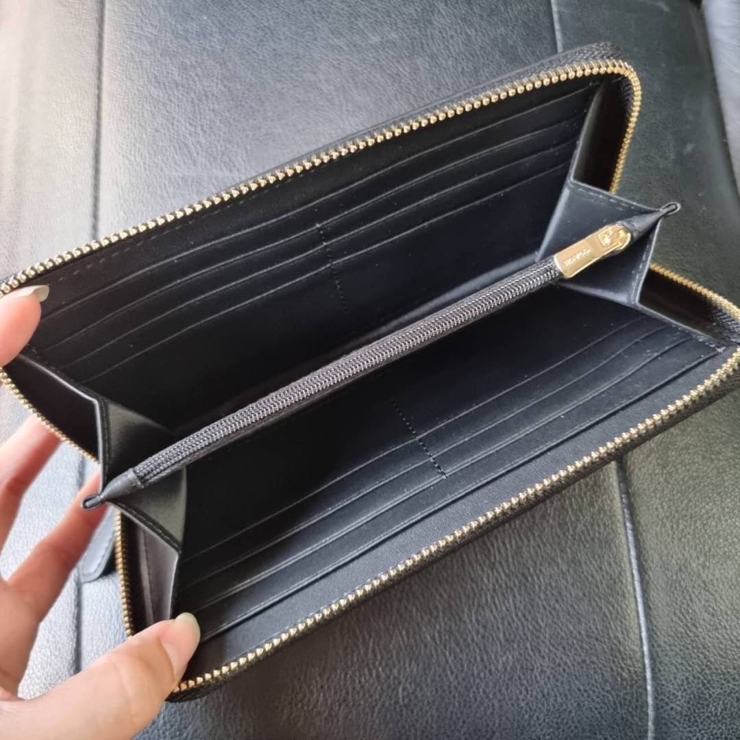 COACH F54630 ACCORDION ZIP WALLET IN SIGNATURE COATED CANVAS WITH LEATHER STRIPE กระเป๋าสตางค์ใบยาวรุ่นคลาสสิค คัดสีขายดีมาให้กันเลยจ้า ♥️ วัสดุหนังแคนวาสเคลือบลาย เปิด-ปิดด้วยซิปรอบ รูดใช้งานง่าย ใส่บัตรได้ มีช่องซิปใส่เหรียญ ใส่มือถือได้ พกใบนี้ใ