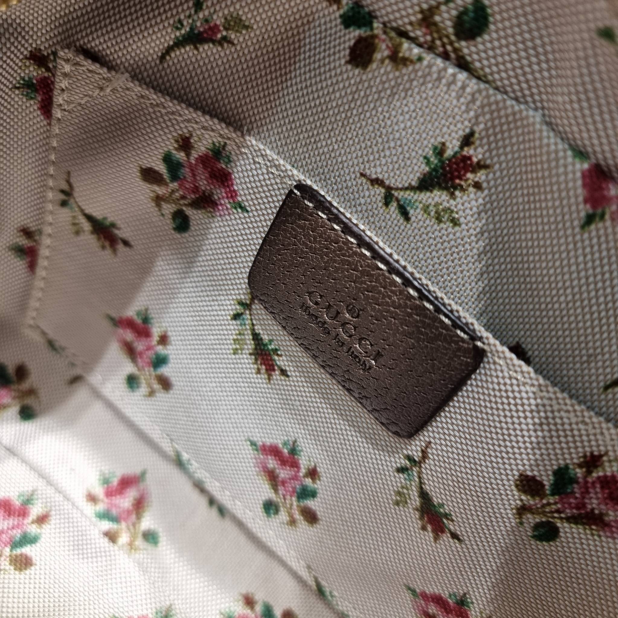 Set 3 ชิ้น Gucci Neo Vintage GG Supreme Messenger Bag box set ชวนสะสม ใครมองหาของขวัญอยู่ เซ็ทนี้จัดว่าเลิศมาก! กับการจับเอารุ่นยอดฮิต มามิกซ์รวมกับไอเท็มสุดคุ้มของมันต้องมี!! จัดเรียงให้อยู่ในกล่อง box set ลิมิเต็ด ที่มีทั้งแว่นตา gentle monster แบรนด์สุ