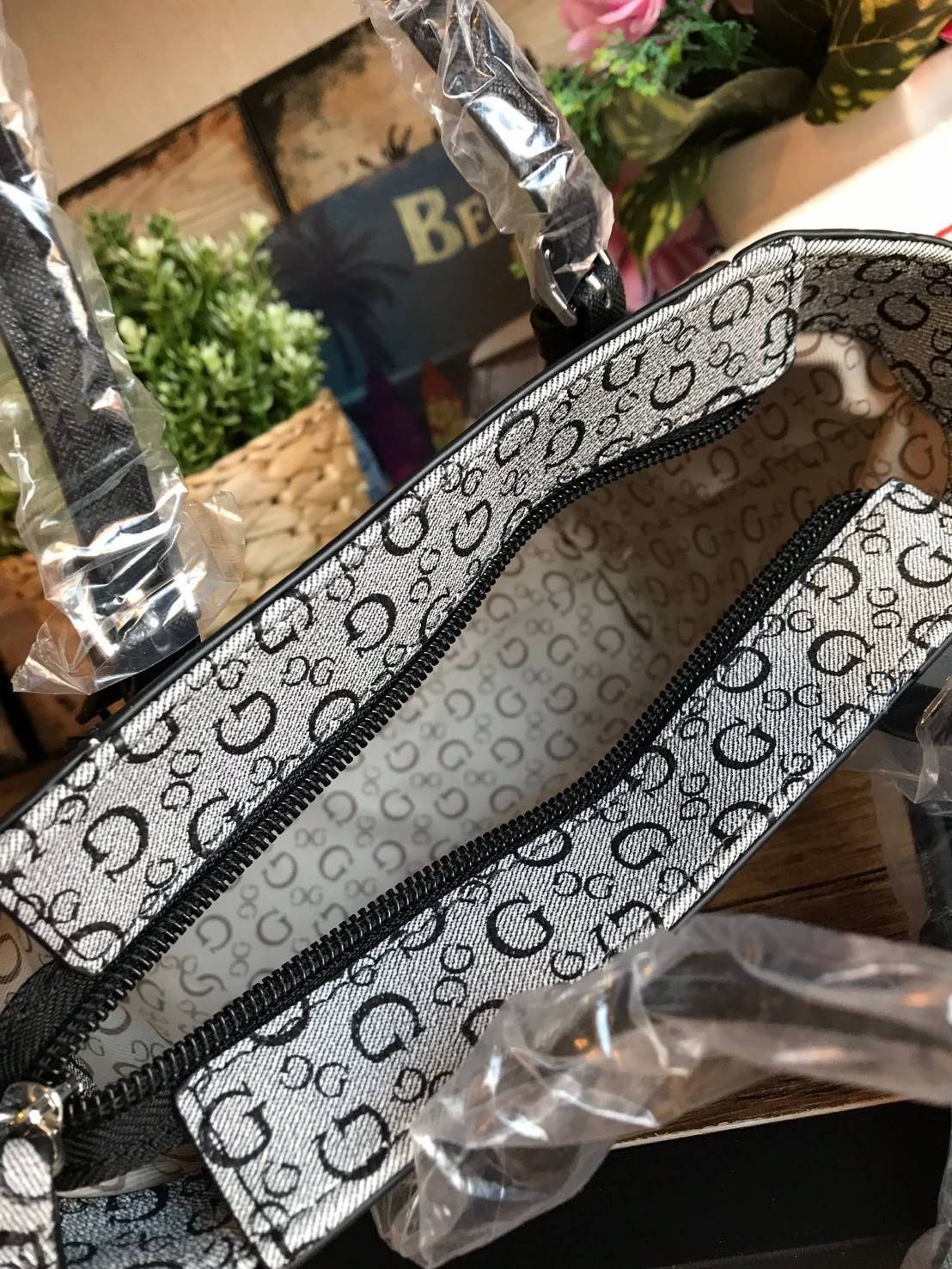 GUESS Factory Women's Diem Logo-Print Mini Tote Bag กระเป๋าถือหรือสะพาย วัสดุpolyesterกันน้ำได้ มีลายsignatureลาย G รอบใบ เปิดปิดด้วยซิปเดียวด้านบน ภายในบุผ้าลายsignatureเช่นเดียวกับด้านนอก สายและหูจับปรับระดับได้ ใช้งานได้หลายโอกาสคร้า!!