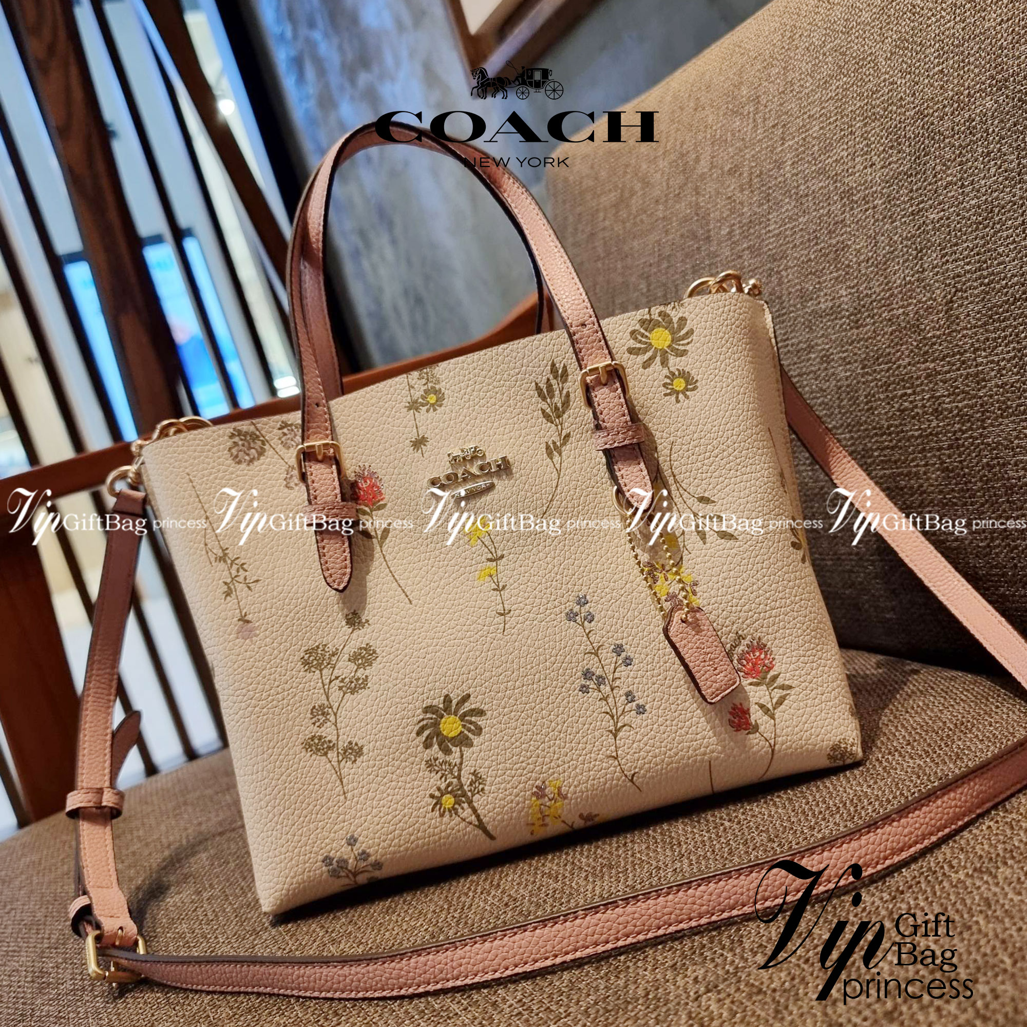 COACH C4084 MOLLIE TOTE 25 WITH SPACED WILDFLOWER PRINT ดีไซน์ใหม่ล่าสุด กระเป๋าโท้ทไซส์เล็กที่สาวๆต่างก็ต้องปักใจรัก รอบนี้น้องถูกเติมแต่งลวดลายดอกไม้ เพิ่มดีเทลความน่าใช้ไปอีก วัสดุหนัง pepble เรียบหรูดูดีม้าก!! ภายในโล่งกว้าง มีช่องซิปกลางใส่ของได้ ขนา