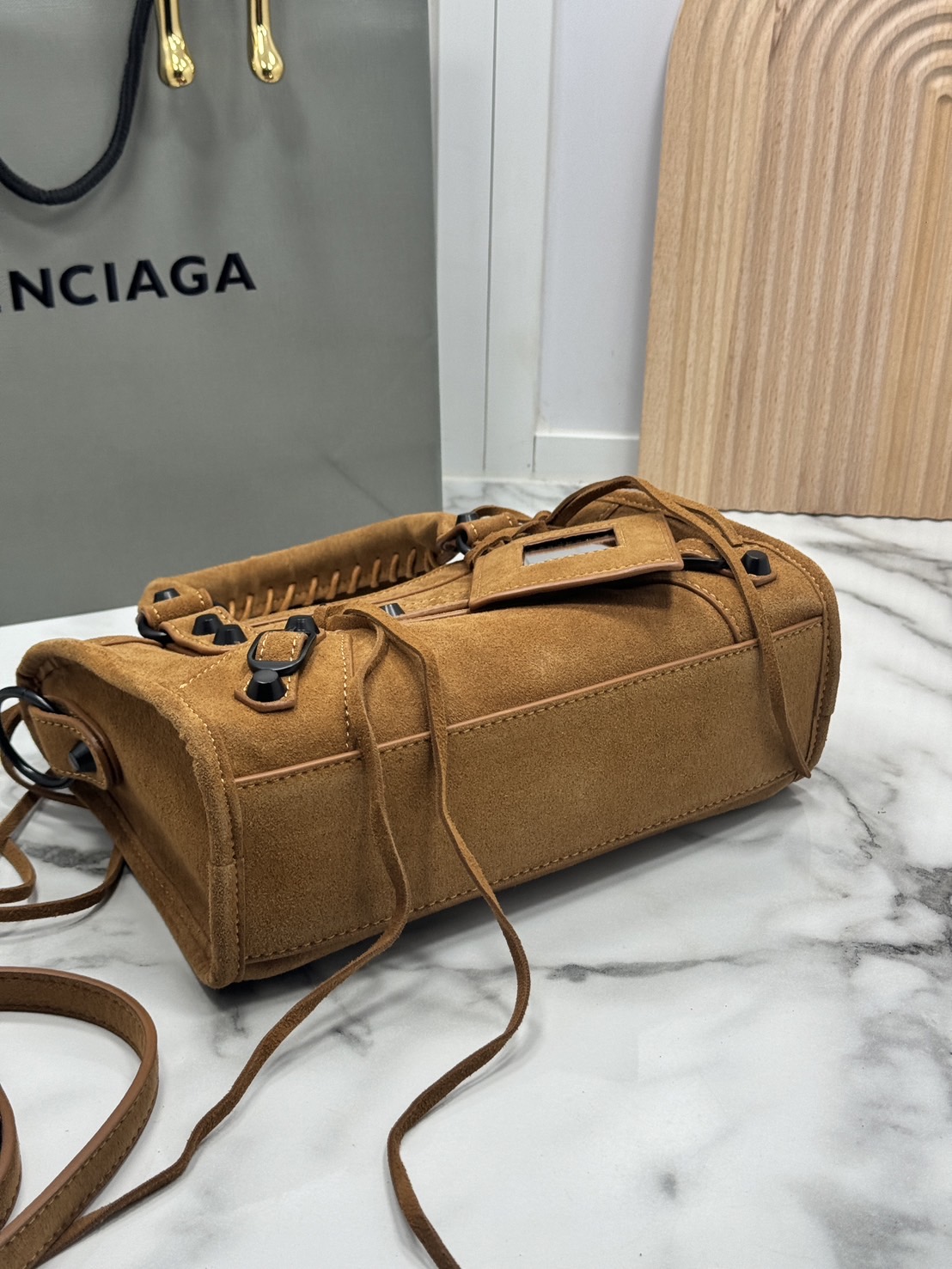 ORI หนังแท้ | Balenciaga Le City suede bag กระเป๋าถือ/สะพายข้างดีไซน์โดดเด่นสวยเท่ล้ำสมัย ใหม่ล่าสุดงานหนังกลับที่สุดแห่งความไอคอนิกไม่เหมือนใคร มีกิมมิคและลูกเล่นแพรวพราว
