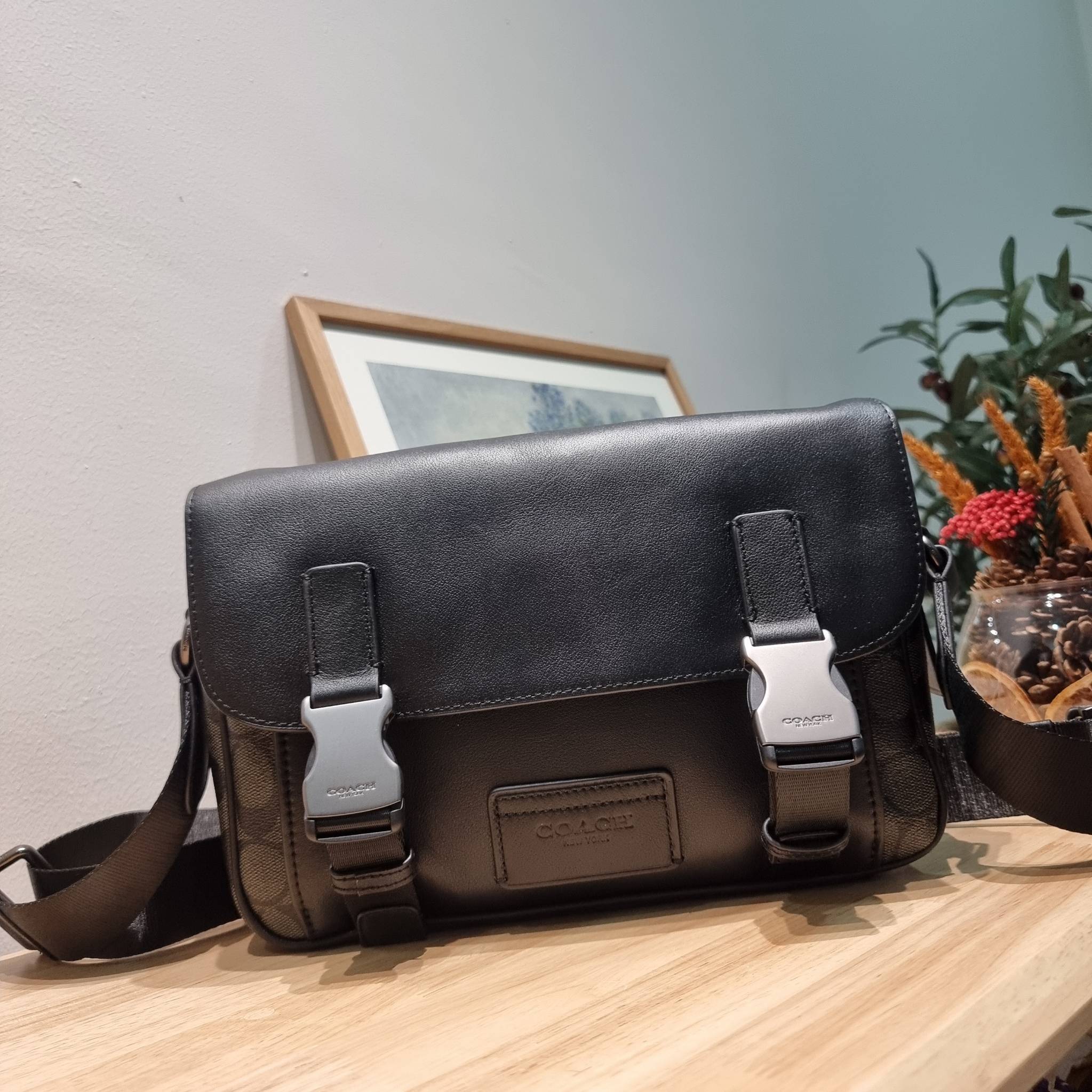 Coach Track Crossbody In Signature Canvas C3747 หล่อบอกต่ออีกหนึ่ง กระเป๋าสะพายทรงแมสเซ็นเจอร์ รุ่นเอาใจหนุ่มๆ ดีไซน์คลาสสิค สุดหรู ดูแพง วัสดุหนังแท้สลับหนังแคนวาส ฝากระเป๋ามีตัวล็อคแน่นหนา เปิดมามีซิปปิดกันหล่นได้อีก ด้านหลังมีช่องย่อย ภายในโล่งกว้าง แบ