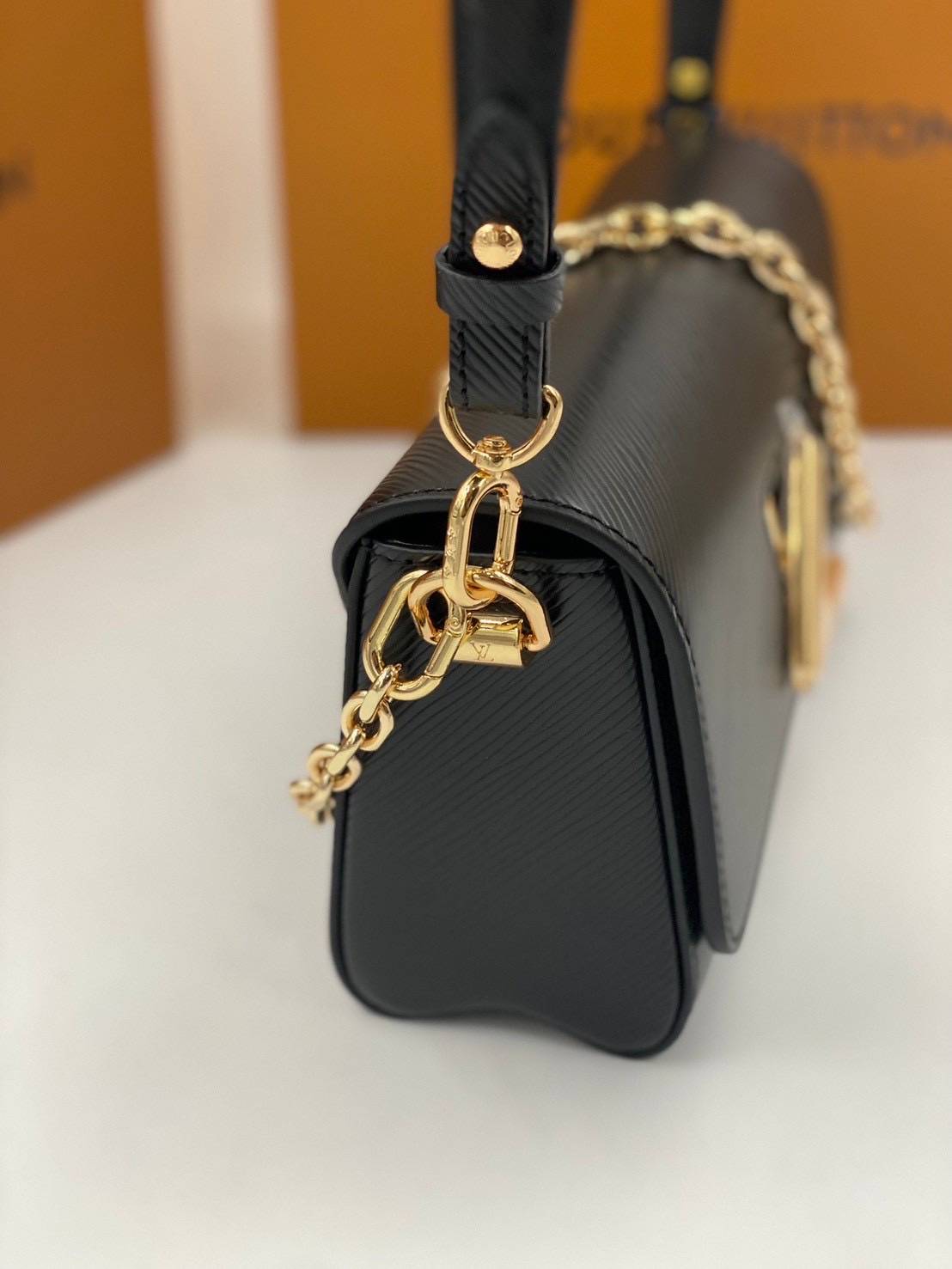 ORI หนังแท้ | LV Twist West Bag elongated shape in grained Epi leather กระเป๋าสะพาย/กระเป๋าถือ พร้อมสายโซ่ หนังลายเกรน Epi รูปทรงยาวและสง่างาม นำเสนอมุมมองใหม่สุดเท่ให้กับไอคอนของแบรนด์ ในหลากหลายเฉดสีทันสมัย