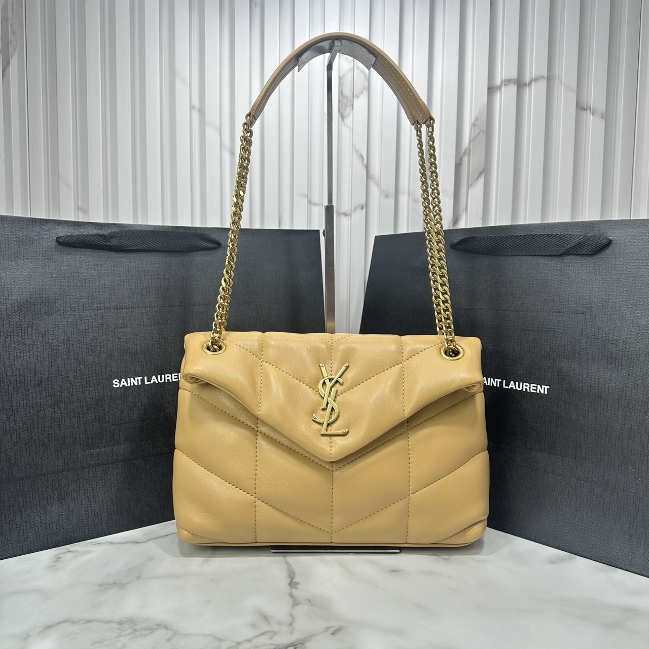 ORI หนังแท้ | 28cm YSL PUFFER SMALL in Nappa leather กระเป๋าสะพายรุ่นยอดนิยม ทรงสวย ใช้ได้บ่อยไม่มีเบื่อ วัสดุหนังสัมผัสนิ่มมือ ดีไซน์เรียบหรู ดูแพง สะพายได้หลากหลาย