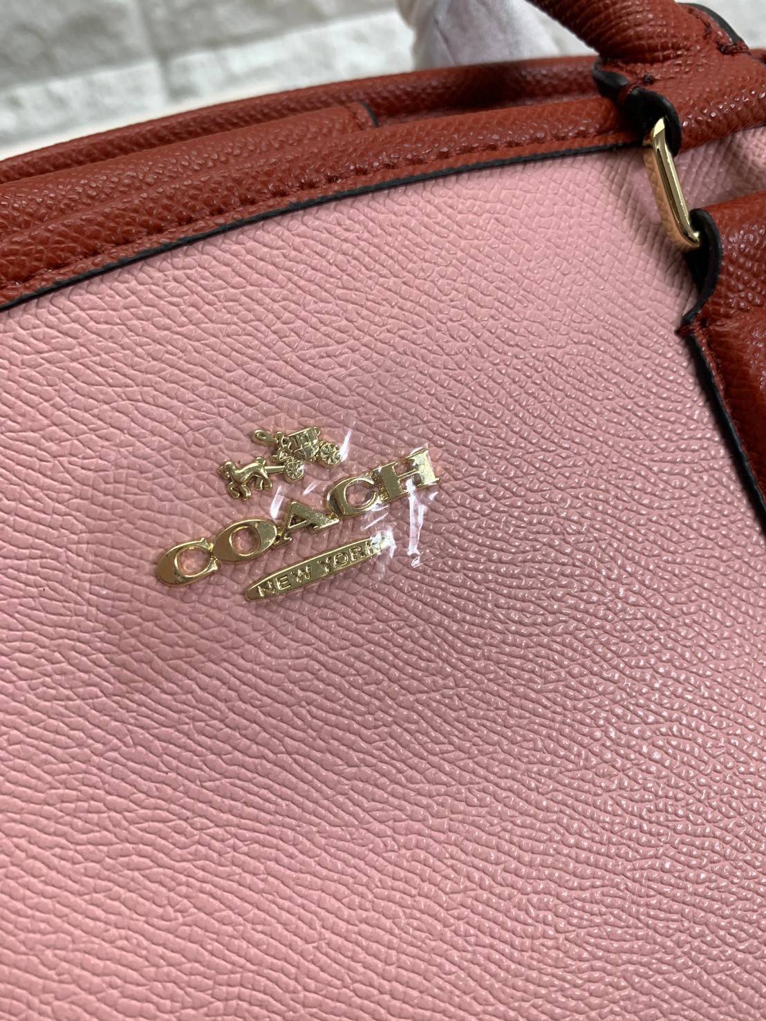 COACH HANDBAG//SHOULDER BAG ((28470)) กระเป๋าหิ้ว//สะพายไหล่ วัสดุหนังแท้ หนังนิ่ม น้ำหนักเบา ใบใหญ่กำลังดีค่ะ ปากกระเป๋าเป็นแบบกระดุมแม่เหล็ก ภายในมี2ช่องใหญ่ ค่อนข้างกว้าง ใส่ของได้ครบเลยทีเดียวค่ะ มีเป็นช่องซิปกลางหนึ่งช่อง และช่องใส่ของจุกจิกได้อีก3ช่