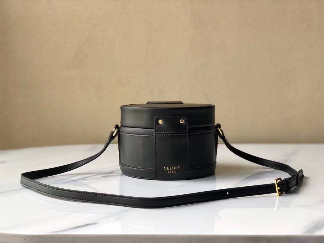 CELINE MEDIUM TAMBOUR IN SMOOTH CALFSKIN BAG กระเป๋าทรงกลมสวยหรูอยู่ทรงเปิดปิดด้วยฝาปิดกระดุมโลโก้แบรนด์ ภายในโล่ง
