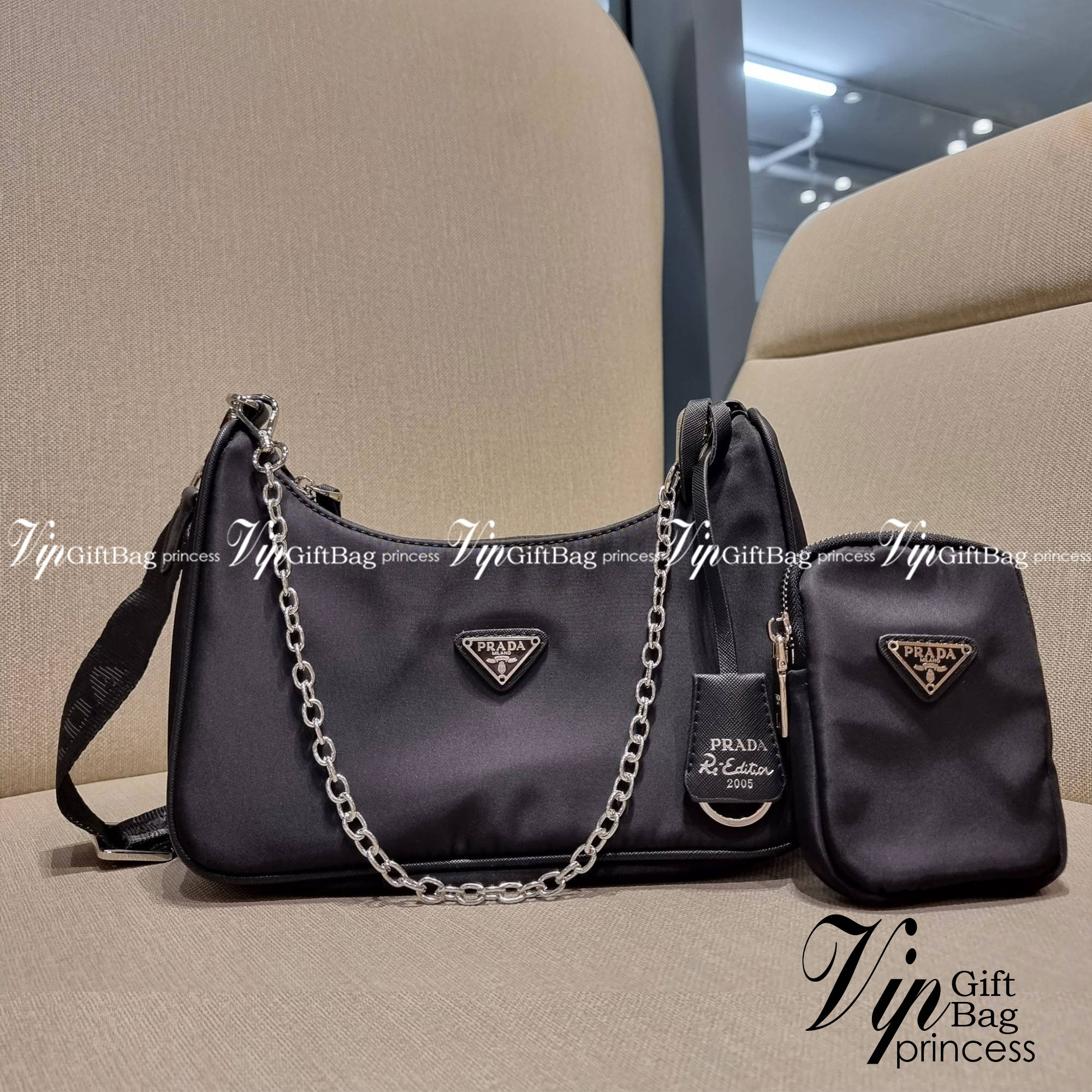 VIP 🥂 PRADA RE-EDITION 2005 RE-NYLON SHOULDER BAG ไอเท็มสุดปัง ที่ฮิตตลอดกาลไม่ว่าจะปีไหนๆ จัดให้ครบทั้งสีขายดีและสีใหม่ล่าสุด ที่สายคุณหนูห้ามพลาด!! กับกระเป๋าสะพายทรงคลาสสิค เหมาะเป็น everyday bag มากๆ วัสดุผ้าไนล่อนคุณภาพ พร้อมใบลูก ไว้ใส่เหรีย