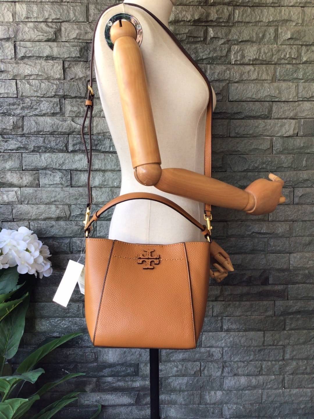 คอลเลคชั่นขายดี มากี่รอบๆ ก็หมดไวทุกรอบ!! TORY BURCH MCGRAW MINI BUCKET BAG กระเป๋าสะพาย และ ถือ คล้องแขน ทรงถัง สะพายได้ 2 ทรง ผลิตจากหนังแท้ หนังลูกวัว หนังนุ่ม หนังหอม น้ำหนักเบามากกก!! หนังลื่น นิ่มสวยมากๆ!! ด้านหน้าประดับโลโก้แบรนด์ ภายในโล่งกว้าง มี