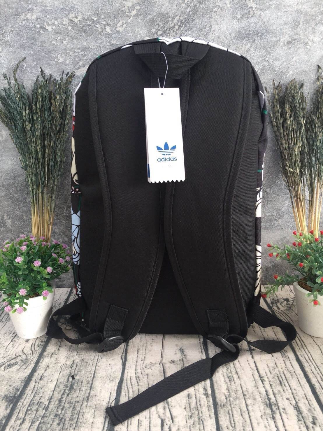 ADIDAS WOMEN ORIGINALS CROCHITA CLASSIC BACKPACK กระเป๋าเป้ แบบใหม่ล่าสุด พิมพ์ลายคลาสสิค ใช้เป็นกระเป๋านักเรียน หรือเป้กีฬาได้ ช่องใส่ของใหญ่แยกช่องสำหรับใส่หนังสือ และมีช่องหน้าใส่ของจุกจิก รูปแบบสวยทันสมัย ใช้ได้ทั้งชาย-หญิง วัสดุคุณภาพดี กันน้ำได้