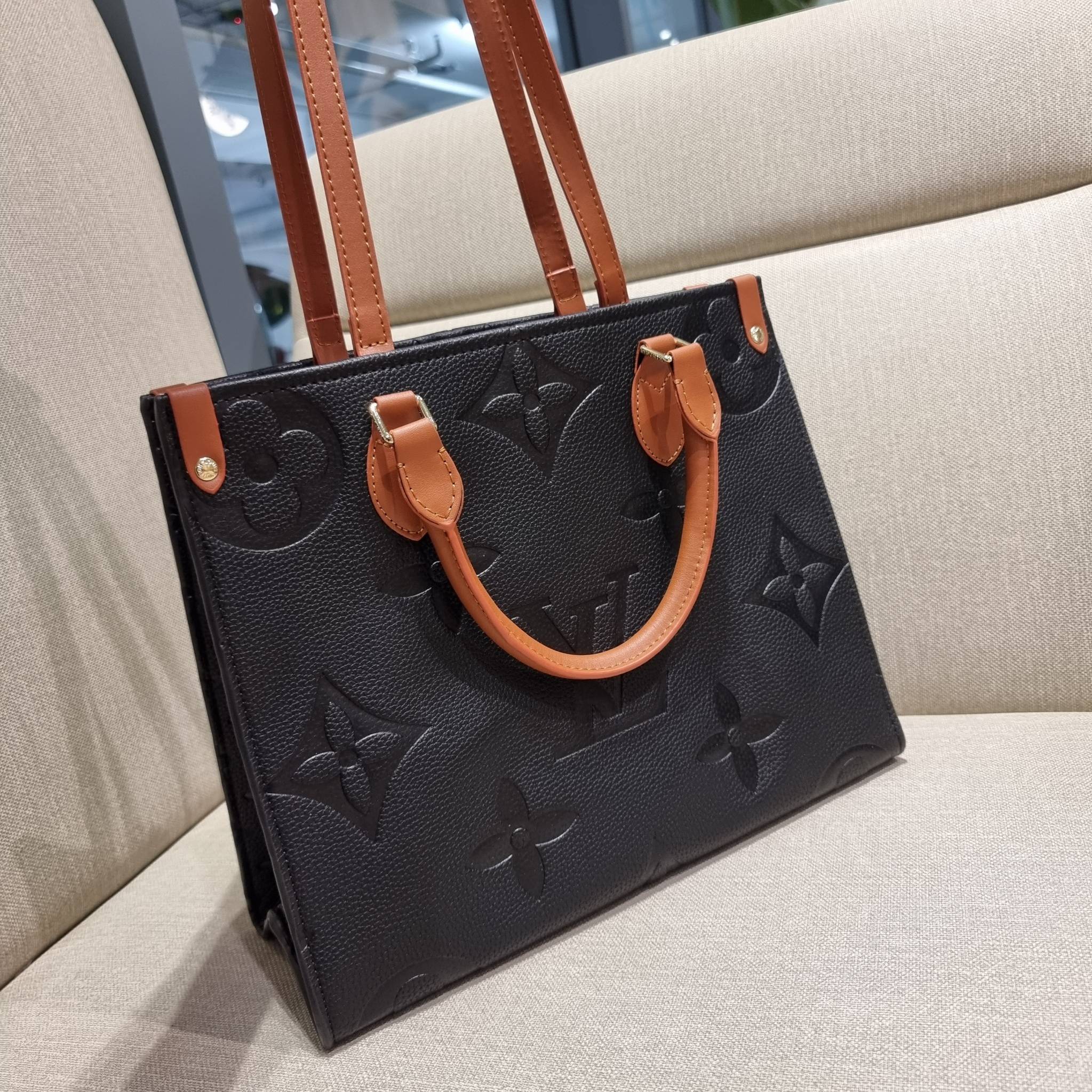 LV crossbody tote bag / LV Shopping Bag ดีไซน์สวยคม สมราคา ดูแพงไปอีก ด้วยดีเทลลายของหนัง crossgrain กระเป๋าทรงโท้ทคลาสสิค ผู้ดียืนหนึ่ง โทนสีใช้งานง่าย แมทช์ได้ทุกลุค มาพร้อมหูจับในตัว แบบหูหิ้ว และหูยาวสำหรับสะพายไหล่ เก๋มาก ชิคมาก ภายในโล่งกว้างมาก มีอ