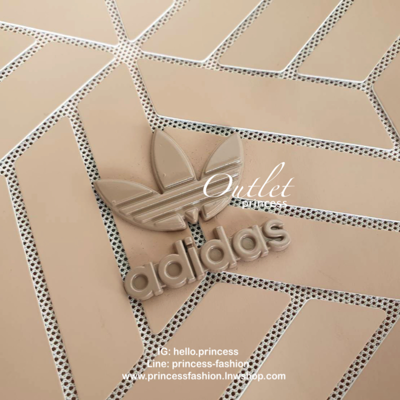 Adidas Original Shopper 3D Tote Bag Trefoil Handbag . Classic Sports กระเป๋าถือหรือสะพาย ลาย graphic ทรง sport วัสดุ polyurethaneเนื้อ matte หนังนิ่ม น้ำหนักเบา เปิดปิดด้วยซิป ภายในกว้างโล่ง ใส่ A4, iPad และของใช้ได้เยอะ Unisex ใช้ได้ทั้ง ช ญ ค่ะ