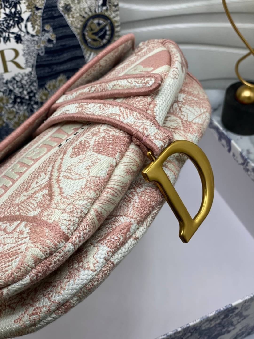 หนังแท้ DIOR SADDLE BAG Toile de Jouy Embroidery กระเป๋ารุ่นยอดนิยมตามแบบฉบับแบรนด์ พร้อมส่งที่ไทย เกรดออริจินอลหนังแท้ ภาพสินค้าถ่ายจากงานขายจริง ใช้งานต่างประเทศได้ค่ะ
