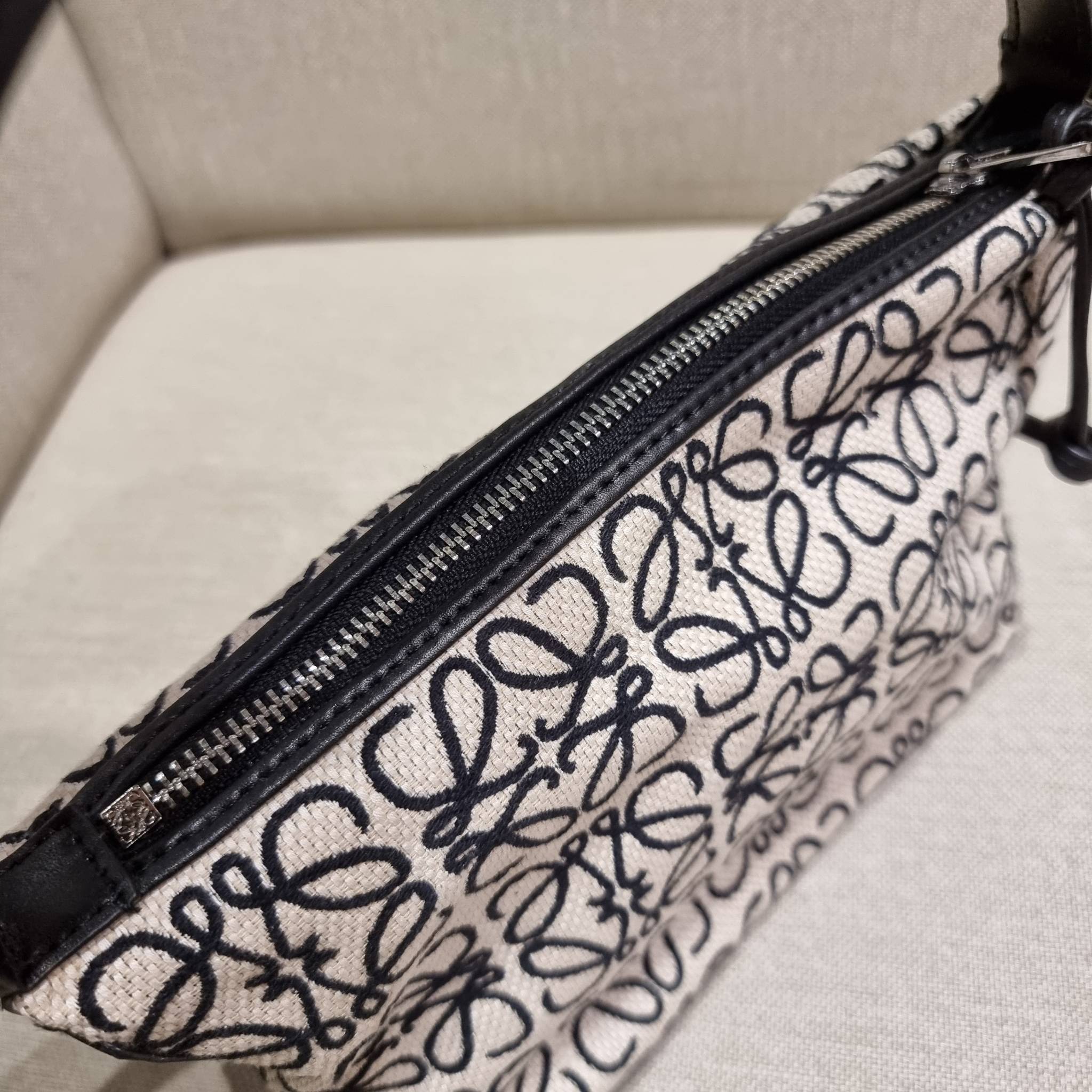 LOEWE SMALL CUBI BAG คอลเลคชั่นยอดฮิต กับสีใหม่ล่าสุด กระเป๋าทรงพอช ใบกำลังสวย ดีไซน์ดีเทลน่ารัก ด้วยลวดลายปักบนผืนผ้าคอตตอน มาพร้อมสายสะพายในตัว ที่ปรับความยาวได้อีกเล็กน้อย คล้องไหล่ คล้องแขนได้แบบสบายๆ เปิด-ปิดด้วยซิป ภายในเป็นช่องโล่ง มีช่องแบ่งอีกช่อ