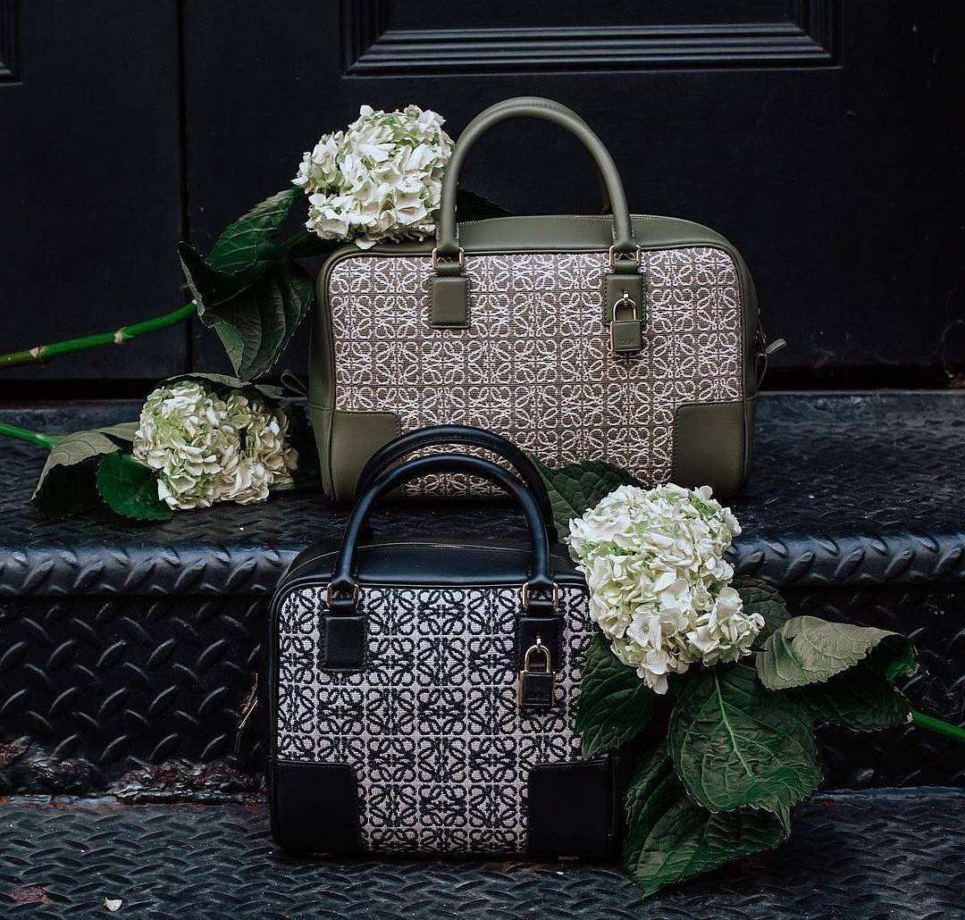 LOEWE ANAGRAM BAG VIP GIFT WITH PURCHASE (GWP) ไอเท็มใหม่! ดีไซน์สวยหรูคงเอกลักษณ์ด้วยวัสดุ Anagram Canvas Jacquard Fabric ผสมผสานหนังแท้ Calfskin ลงตัวสุดคลาสสิค เปิดปิดด้วยซิปแบรนด์อะไหล่ทองขนาดกำลังดี น้ำหนักเบา ใส่กระเป๋าสตางค์ใบยาว มือถือ ของใช้ได้เย