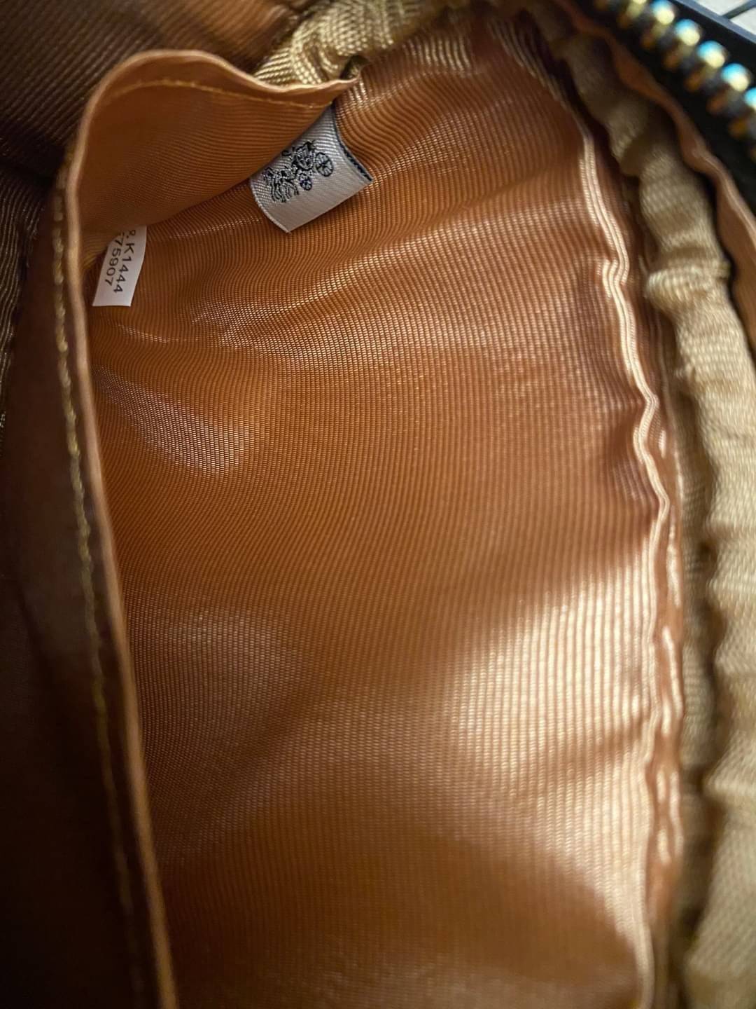 COACH JES CONVERTIBLE BELT BAG IN COLORBLOCK 2IN1 !! กระเป๋าคาดอก/สะพายข้าง ใช้ได้ถึง 2 แบบ!! คุ้มค่ามากที่สุด!! วัสดุหนัง pepble ดีไซน์เรียบ แต่หรู ภายในเป็นช่องโล่ง ใบนี้สาวๆที่ไม่ชอบพกของเยอะ เหมาะมากๆน้า 🙇♀️ ของดีราคาจับต้องได้ ไอเท็มนี