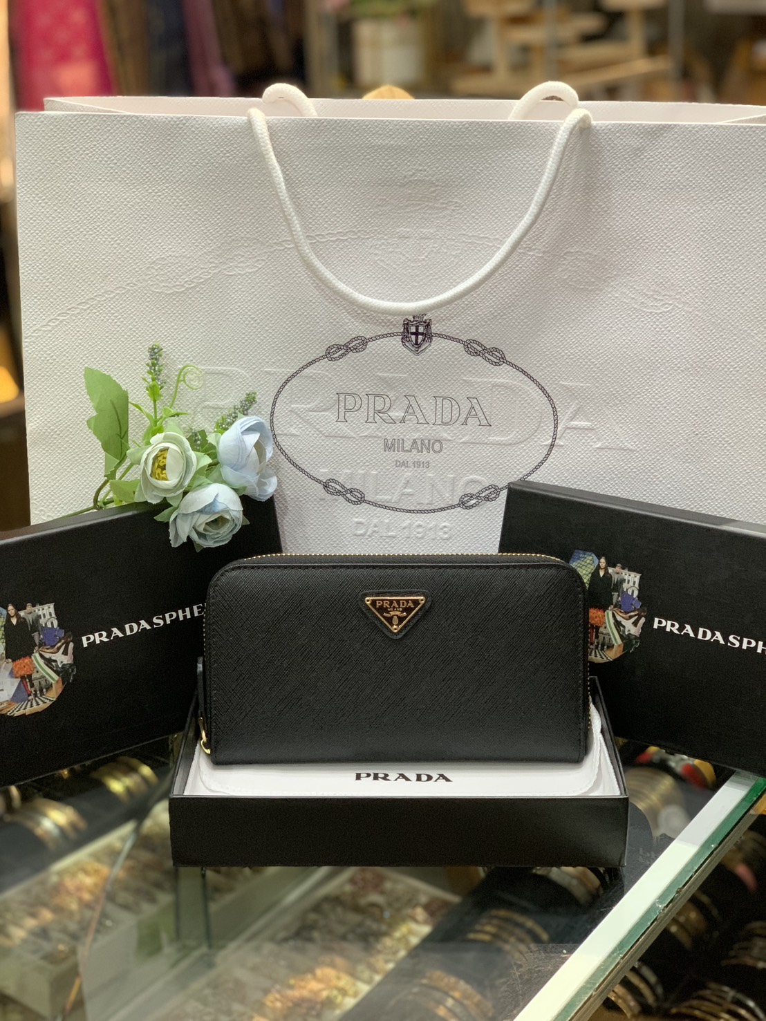 ORI หนังแท้ | Prada Long Zip Around Wallet / Prada Black Large Saffiano Leather Wallet กระเป๋าสตางค์ปราด้าใบยาวซิปรอบ เรียบหรู หนัง Saffiano มีฟังก์ชันและสไตล์ให้เลือกด้วยช่องใส่บัตรหลายช่อง