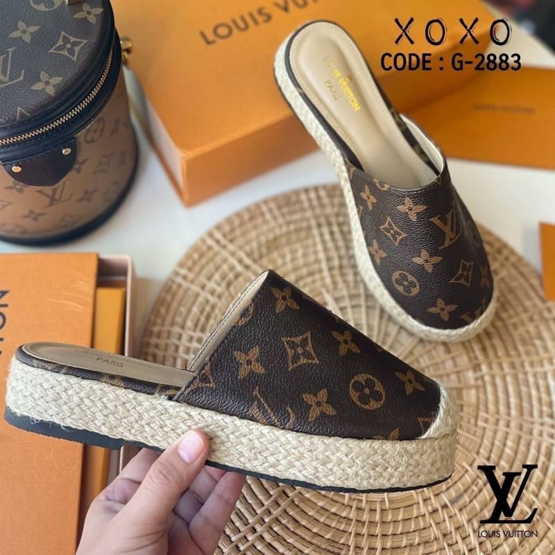 Louis Vuitton รองเท้างานสวม ส้นเสมอ มีส้นเล็กน้อย กำลังใส่สบาย ด้านหน้ากว้าง วัสดุหนังลายแบรนด์ แต่งปอหวายรอบส้น สวย เก๋ งานเรียบร้อย น้ำหนักเบา