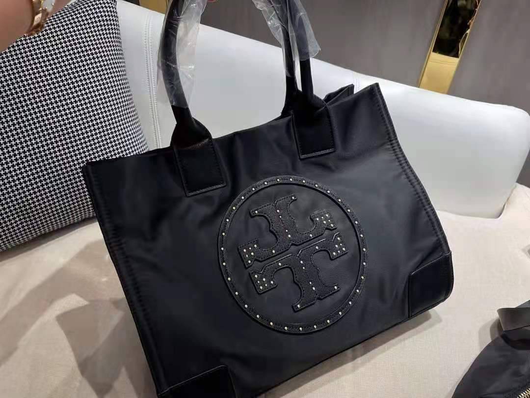 TORY BURCH ELLA TOTE BAG **BUY1GET1 สวยคุ้มในราคาสบายกระเป๋า‼️ กระเป๋าทรง SHOPPING วัสดุ NYLON ทั้งใบตัดด้วยหนัง SAFFIANO ดำ ตกแต่งด้วยหมุดรอบโลโก้แบรนด์ ด้านในบุผ้าปั้มแบรนด์ เปิดปิดด้วยกระดุมแม่เหล็ก ช่องกว้างหลักหนึ่งช่องและช่องซิปอีกช่อง พร้อมช่องใส่ข