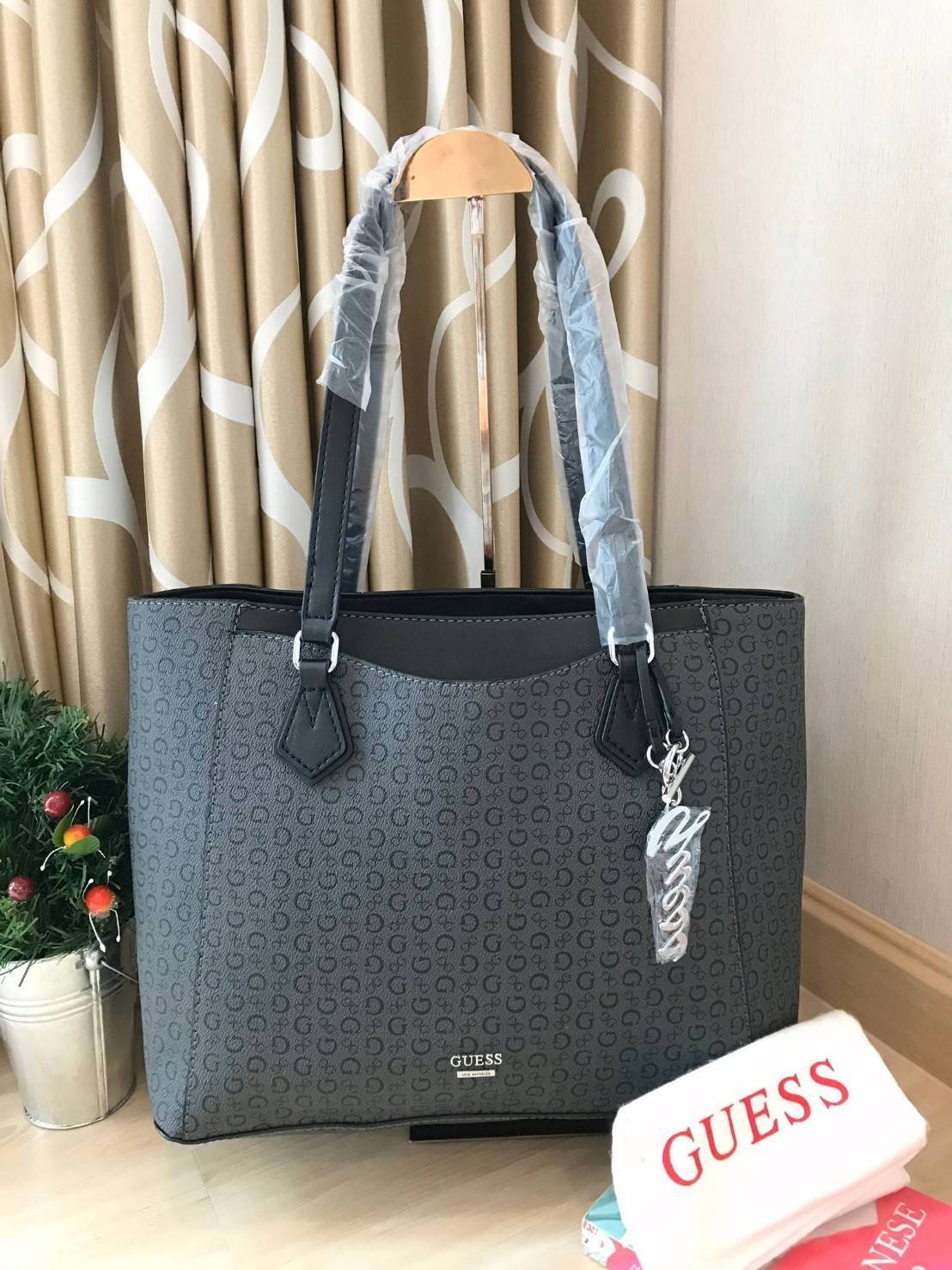 GUESS Factory Women's Diem Logo-Print Tote กระเป๋าถือหรือสะพายไหล่ ใบใหญ่ pu. เนื้อดี ลายแบรนด์ รอบใบ พร้อมพวงกุญแบรนด์ ภายในแบ่งช่องเป็นสัดส่วน จุได้เยอะ ใส่ A4 ได้ หูหิ้วสะพ่ยไหล่ได้ค่ะ