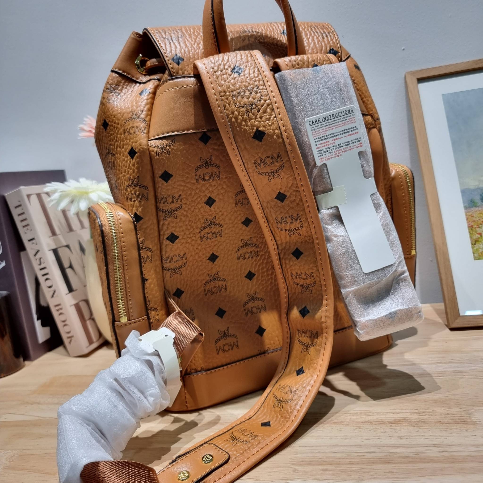 M.C.M SMALL BRANDENBURG BACKPACK IN VISETOS อีกหนึ่งไอเท็ม เอาใจสายเที่ยวแบบจัดหนัก ไม่รู้จะมีใบไหนคุ้มได้มากกว่านี้อีกแล้ว กระเป๋าเป้ใบใหญ่กำลังดี ดีไซน์ไม่ซ้ำใคร ฟังก์ชั่นการใช้งานตอบโจทย์หลายๆคนแน่นอน