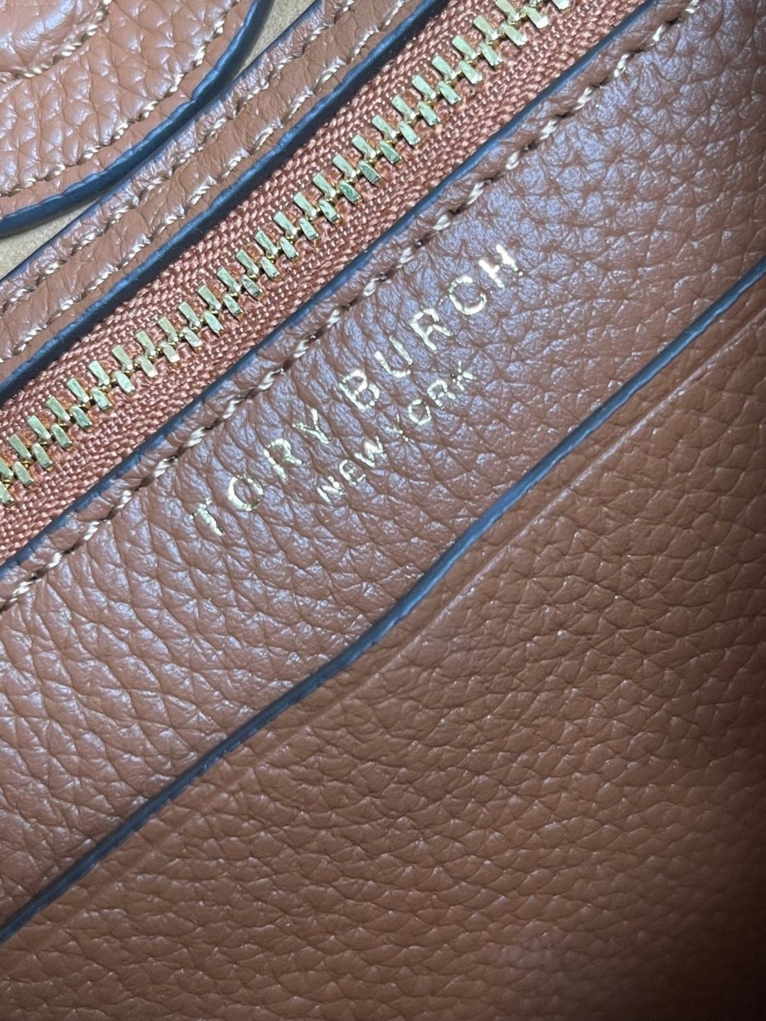 Tory Burch Miller Small Classic Shoulder Bag กระเป๋าที่เป็นได้มากกว่ากระเป๋าสะพายไหล่ โดยทางแบรนด์มีการออกแบบที่การต่อสายให้มาในลุคช์สะพายข้างได้ เป็นเอกลักษณ์ไม่ซ้ำใคร รูปทรงคลาสสิค เปิดปิดด้วยแม่เหล็กเพิ่มความปลอดภัย วัสดุหนังวัวแท้นุ่มต่อผิวสัมผัส มาคู