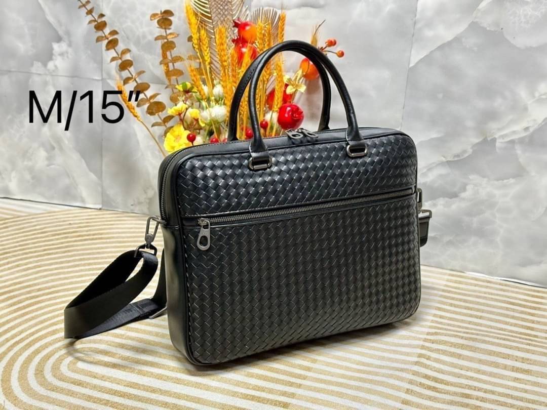 Bottega Veneta Getaway Briefcase กระเป๋าใส่เอกสาร สวยเรียบหรูคลาสสิกเป็นเอกลักษณ์ โดดเด่นด้วยงานสานตาราง ดีไซน์เรียบง่าย แต่ดูแพง ไอเท็มสุดปัง!!
