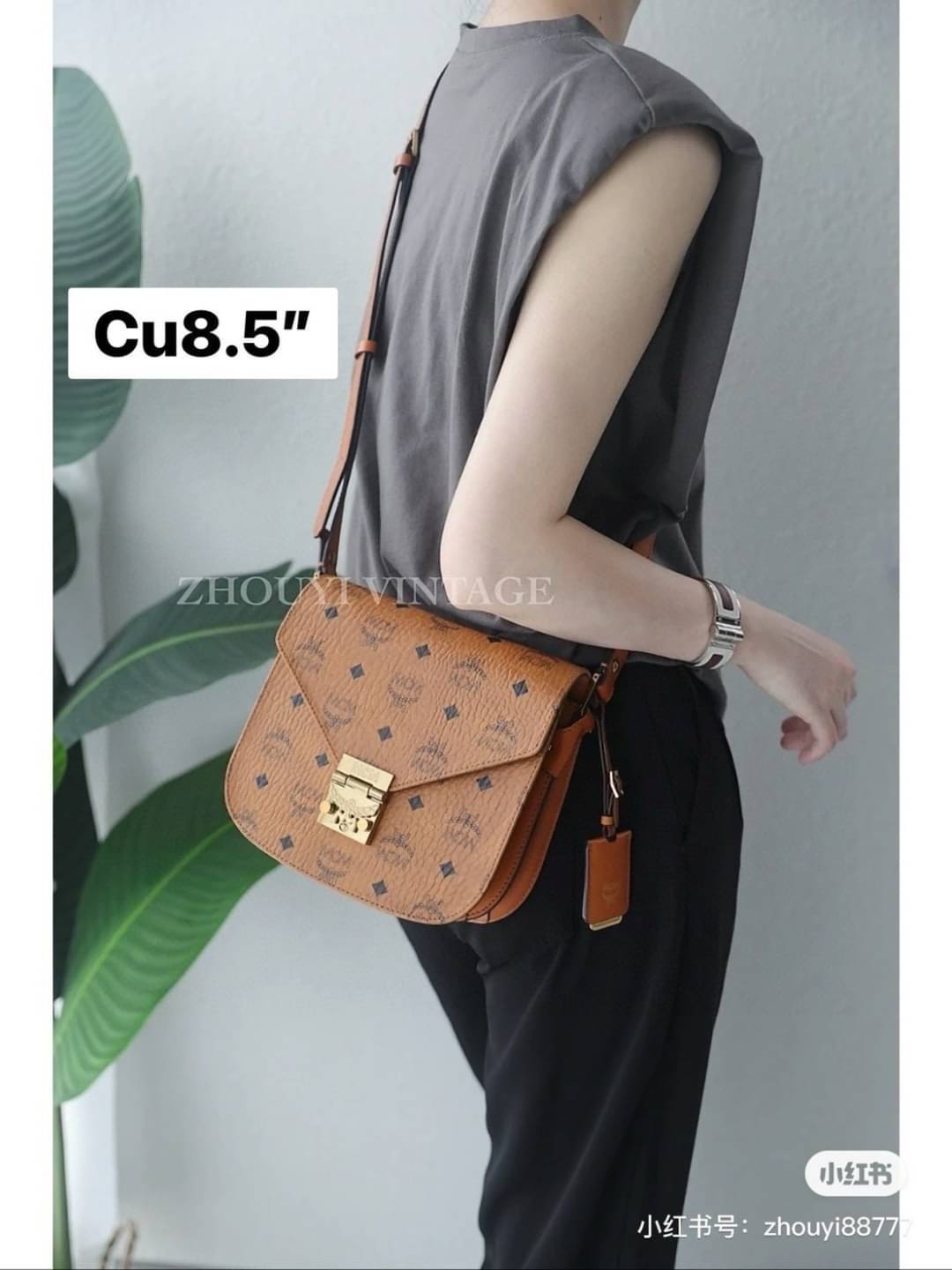 ORI | M.C.M Patricia Shoulder Bag In Visetos กระเป๋าสะพายดีไซน์มีสไตล์ ดูดีมีสเน่ห์ด้วยทรงกระเป๋าที่โค้งรับฐาน ให้ความรู้สึกนุ่มนวล แมทช์ได้กับทุกลุค