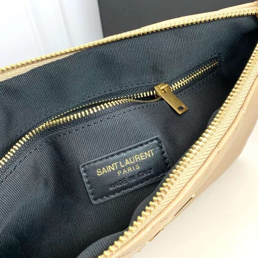 YSL Clutch Pouch in Matelasse Leather Bag กระเป๋าทรงคลัช/ทรงพอชสุดชิค ดีไซน์เรียบหรู โดดเด่นด้วยโลโก้ด้านหน้า เพิ่มดีเทลความผู้ดี พกพาง่าย ใช้งานสะดวกพร้อมสายคล้องมือ
