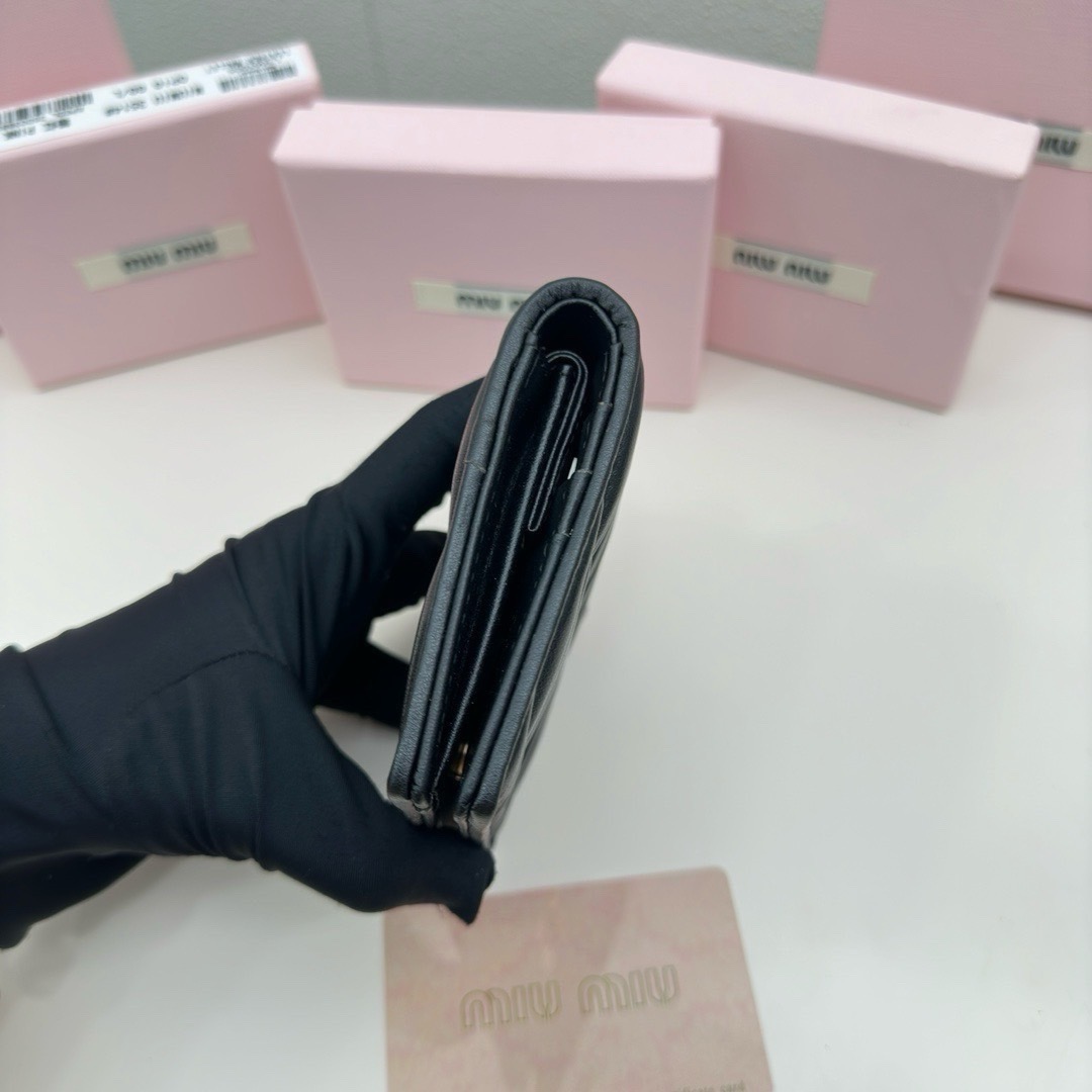 Miu Miu Small matelassé nappa leather wallet กระเป๋าสตางค์หนังแนปป้า ตกแต่งโลโก้หรูหราเป็นเอกลักษณ์