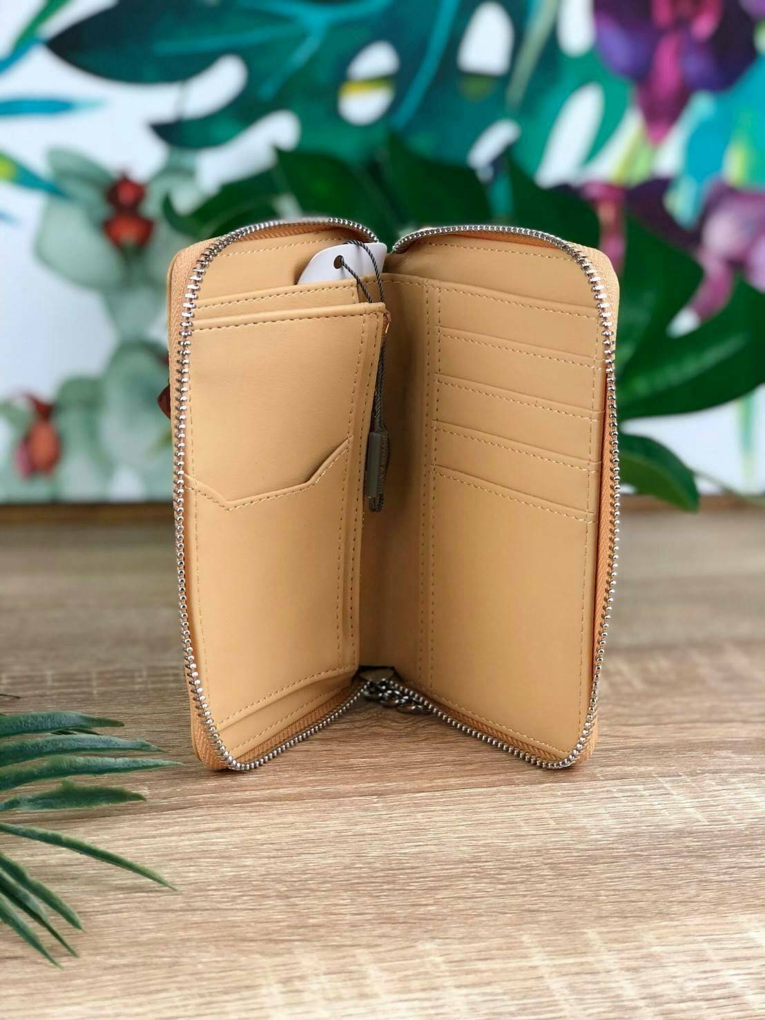 CHARLES & KEITH CHAIN ZIP WALLET กระเป๋าเงินซิปรอบใบกลาง หนังขึ้นลายสวยงาม ด้านหน้าปั๊มโลโก้แบรนด์ มีจุดเด่นที่ซิปเป็นห่วงโซ่เล็กๆน่ารัก ด้านในมีช่องซิปใส่เหรียญ ช่องบัตร 4 ใบและช่องใส่ธนบัตรตามยาว ใส่แบงค์พันได้ตามยาวเลยค่า ไว้ใช้กับกระเป๋าใบเล็กเหมาะมาก