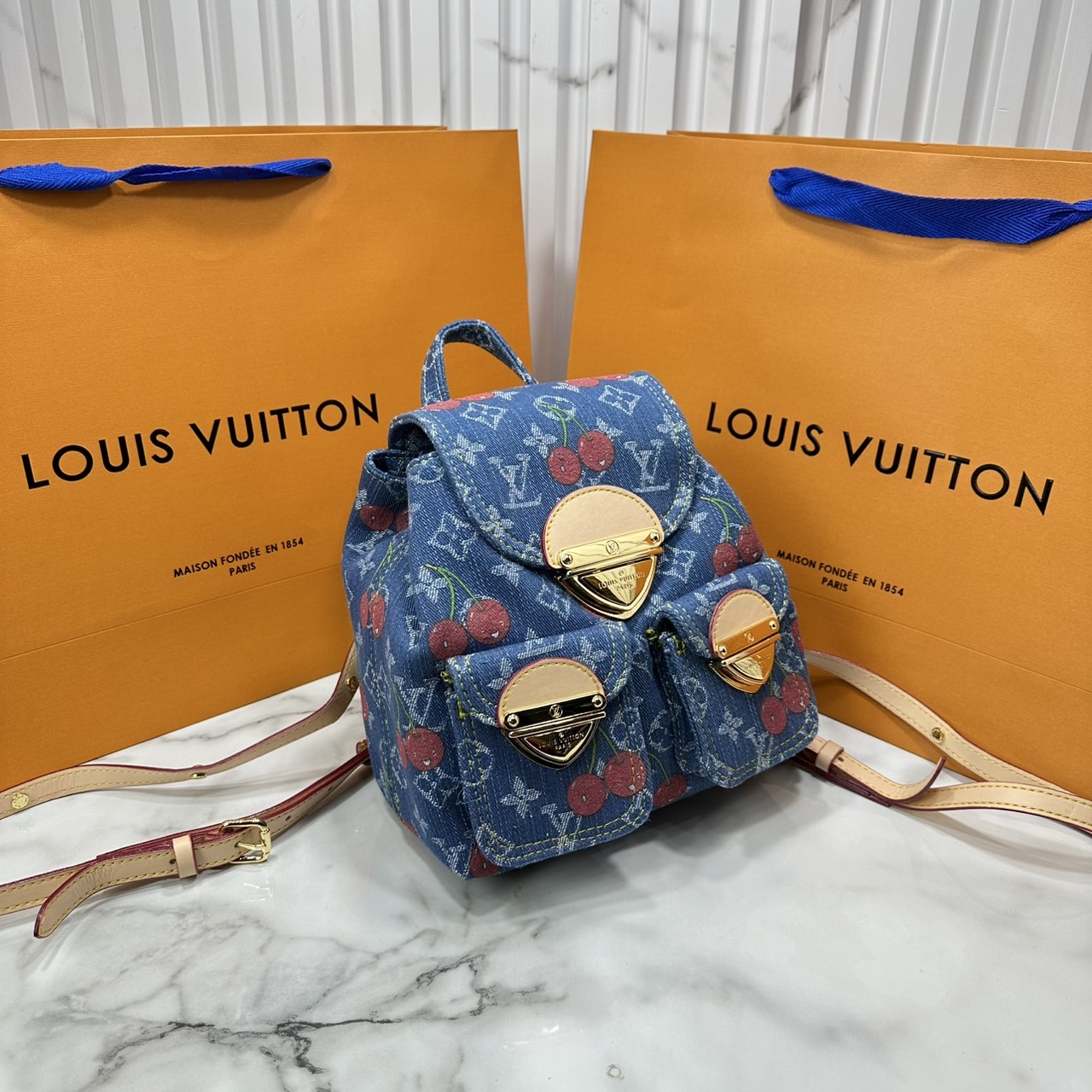 ORI หนังแท้ | LV x TM - Venice NM bag Monogram cherry denim กระเป๋าเป้สะพายหลังรุ่น Venice ดีไซน์ใหม่มีชีวิตชีวา แสนสดใสด้วย Monogram เดนิมแต่งดีเทลปักลายเชอร์รี่โดดเด่นสะท้อนความงามเปี่ยมสีสันอันเป็นเอกลักษณ์