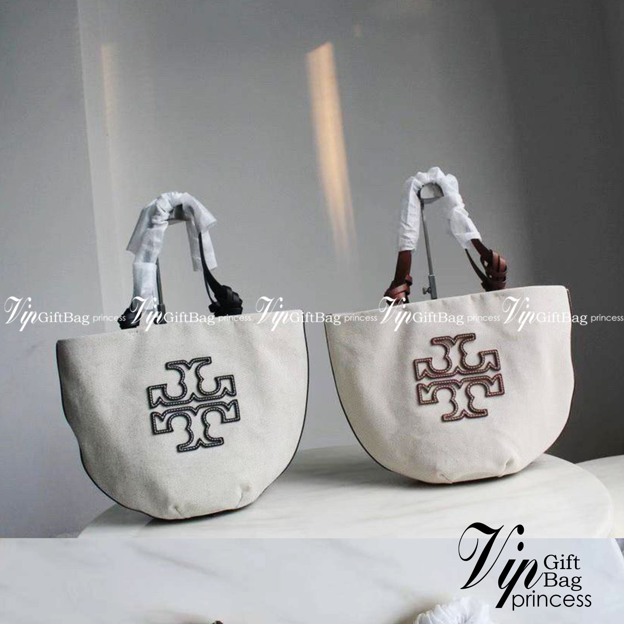 Tory Burch Small Canvas Round Tote กระเป๋าถือหรือสะพายไหล่ วัสดุผ้าcanvas รูปทรงโค้งมน ด้านในโล่ง มี1ช่องซิปและ1ช่องเล็ก น้ำหนักเบา จุของได้เยอะ มาใหม่ล่าสุดไม่ควรพลาดเลยค่า