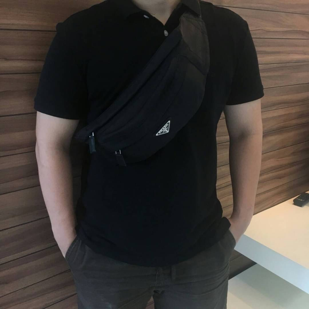 พรีเมี่ยมกิ๊ฟแท้ 100% Must Have Now !! อีกหนึ่งรุ่น Prada เหมาะกับท่านชาย เป็นอย่างยิ่ง กับกระเป๋าคาดอก / คาดเอว ทรงสวย