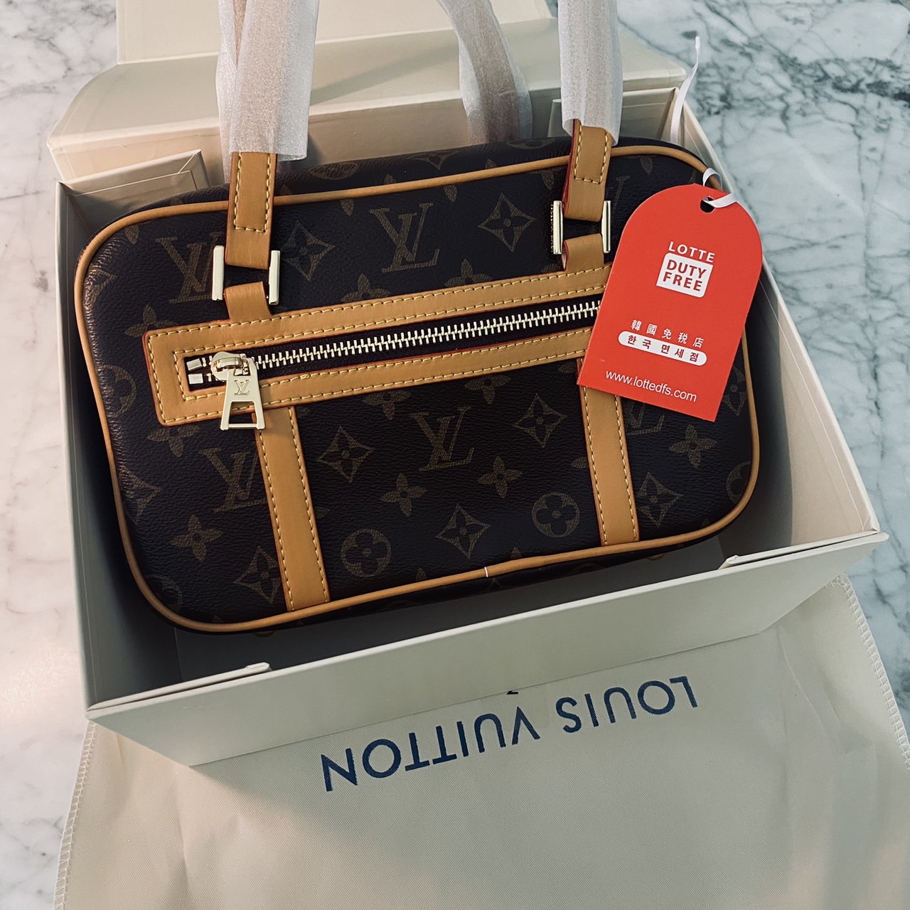 LV Cite Monogram Canvas Handbags หลงรักน้องเข้าแล้วค่า กับกระเป๋าสะพายวินเทจรุ่นยอดนิยม ทรงสะดวกใช้ ดีไซน์สุดคลาสสิค ใช้ได้ทุกวัน ใบจริงสวยน่าใช้มากๆ จัดให้ครบเซ็ท ล็อทนี้ราคาดีมาก สวยเกินราคา ตรงปก พร้อมเสิร์ฟความสวยให้ถึงบ้านไปเลยจ้า