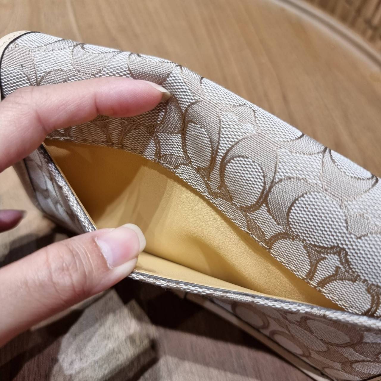 COACH C3824 FOLDOVER CROSSBODY CLUTCH IN SIGNATURE JACQUARD คลัทช์เก๋ๆที่สาวๆตามหา 2IN1 ไปอีกหนึ่ง!! กระเป๋าสะพายทรงคลัชท์ ใช้งานได้ถึง 2 แบบ จะพกเดี่ยวๆแทนกระเป๋าสตางค์ หรือคล้องสายสะพายข้าง สะพายชิคๆคูลๆ ก็ได้อีก มันดีงามมากทุกสี เพราะความละมุนของผ้า ja