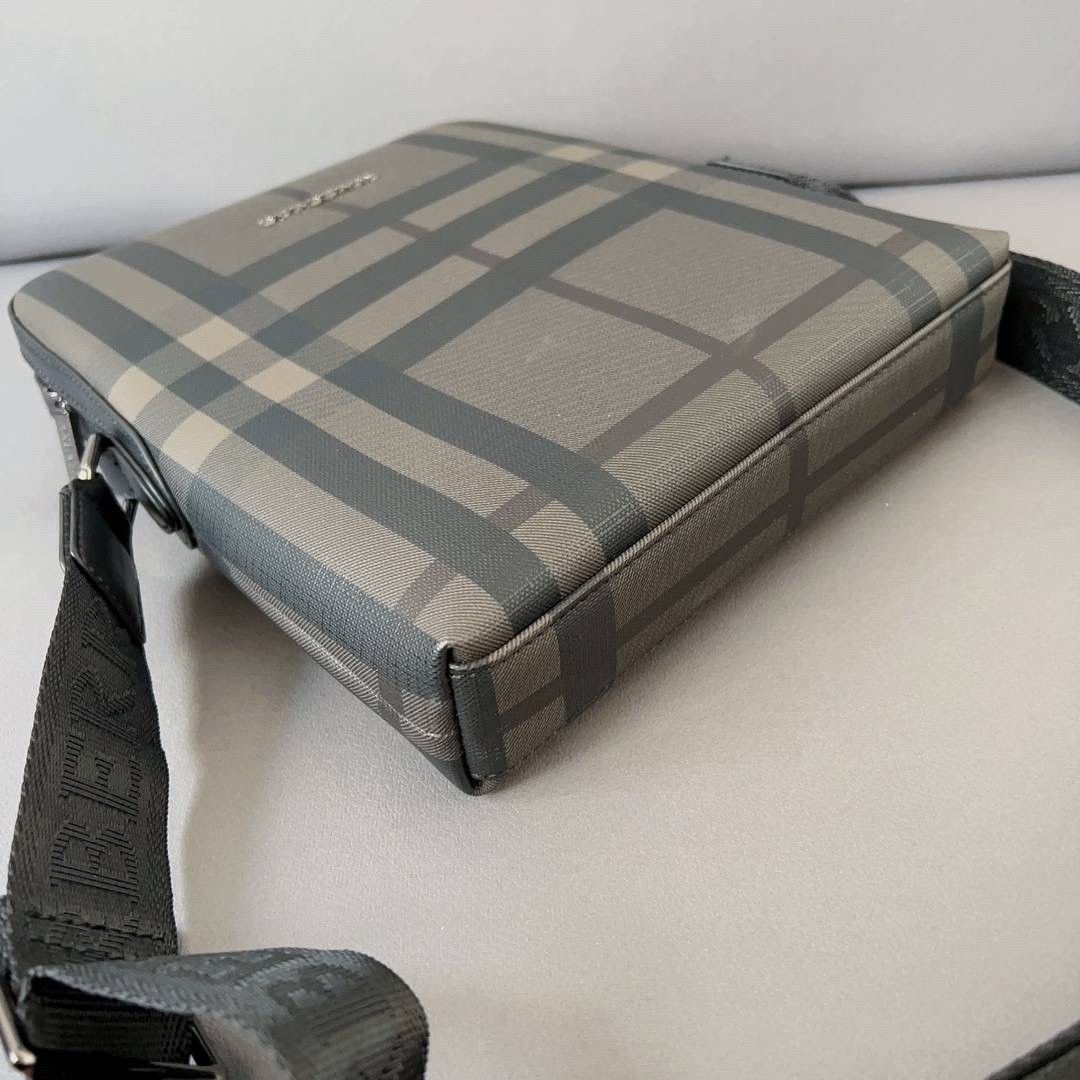 Burberry New Men's Casual Messenger Bag Printed Shoulder Bag / BURBERRY CROSSBODY VINTAGE BAG 2022 พร้อมเป็นของขวัญ มอบให้คุณผู้ชายแล้วค่ะ วัสดุหนังโทนสีสุภาพ คลาสสิก